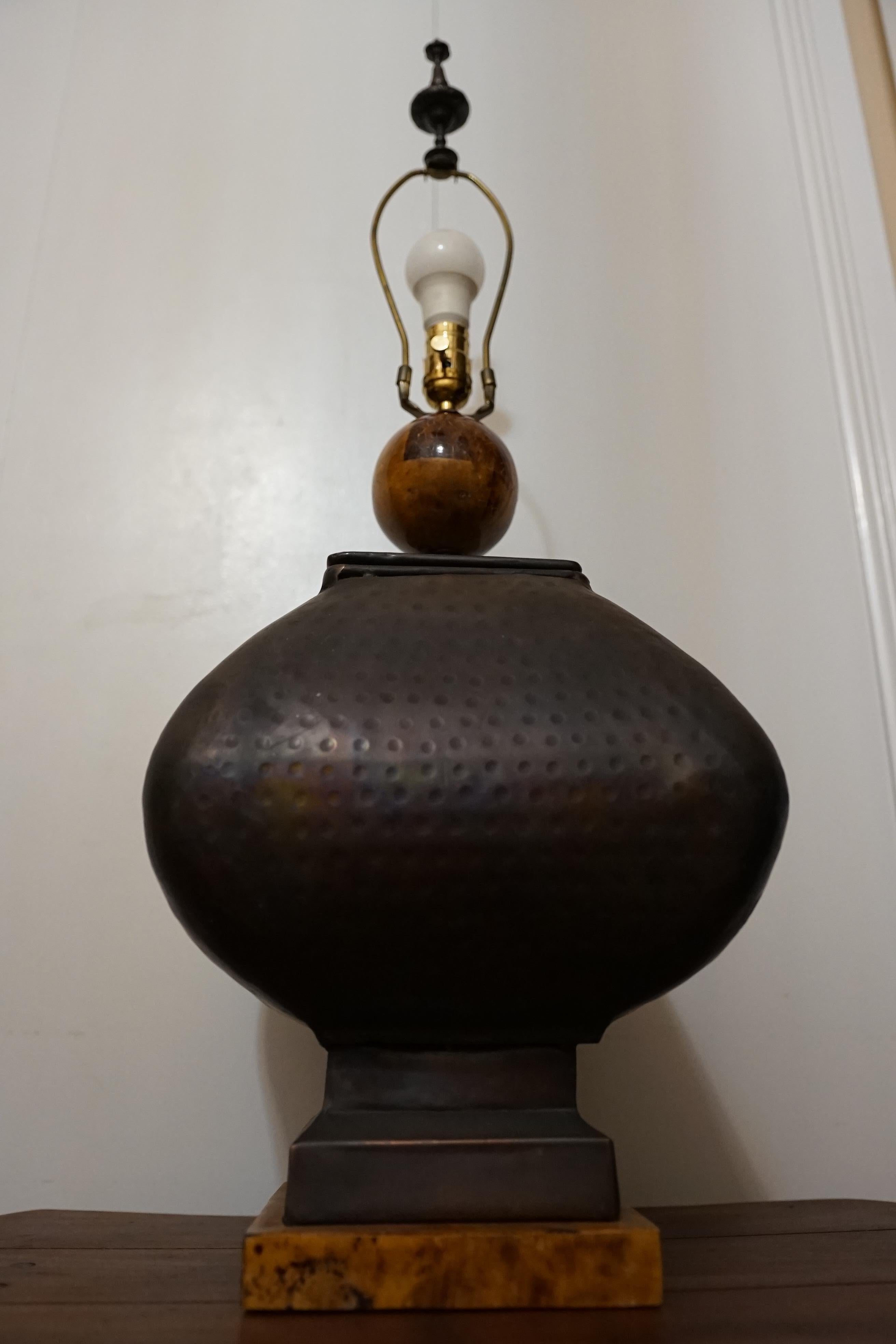 North American Mid-Century Art Studio Hammered Bronze Copper Table Lamp For Sale
