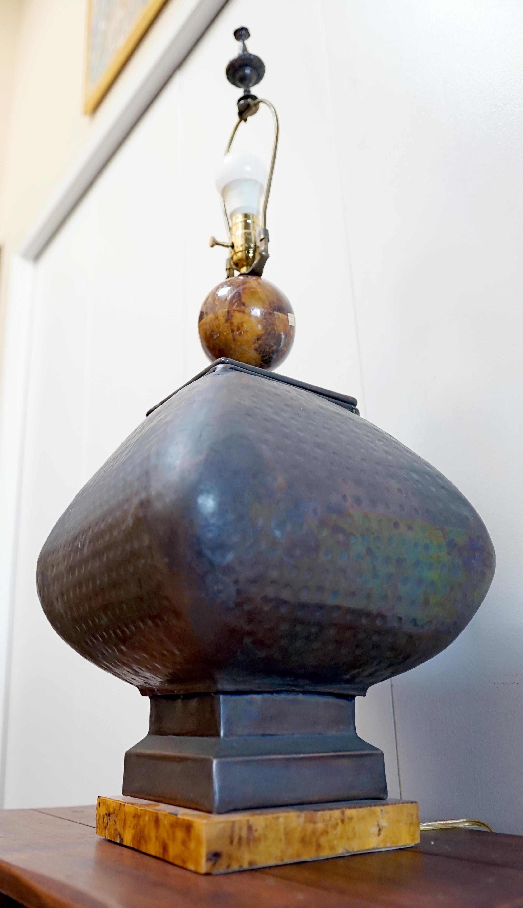 Mid-Century Art Studio Hammered Bronze Copper Table Lamp In Good Condition For Sale In Lomita, CA