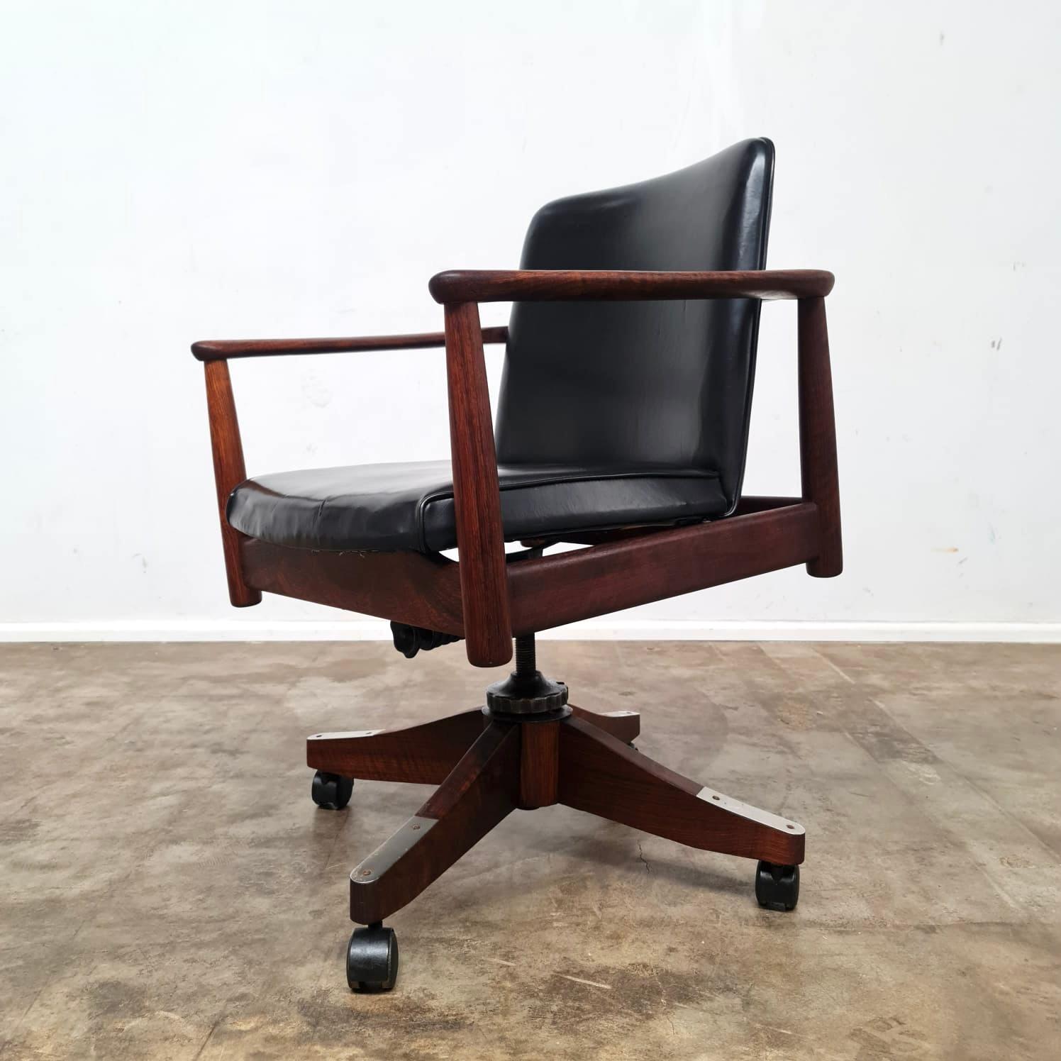 Mid-Century Arthur Stutchbury Office Chair For Sale 3