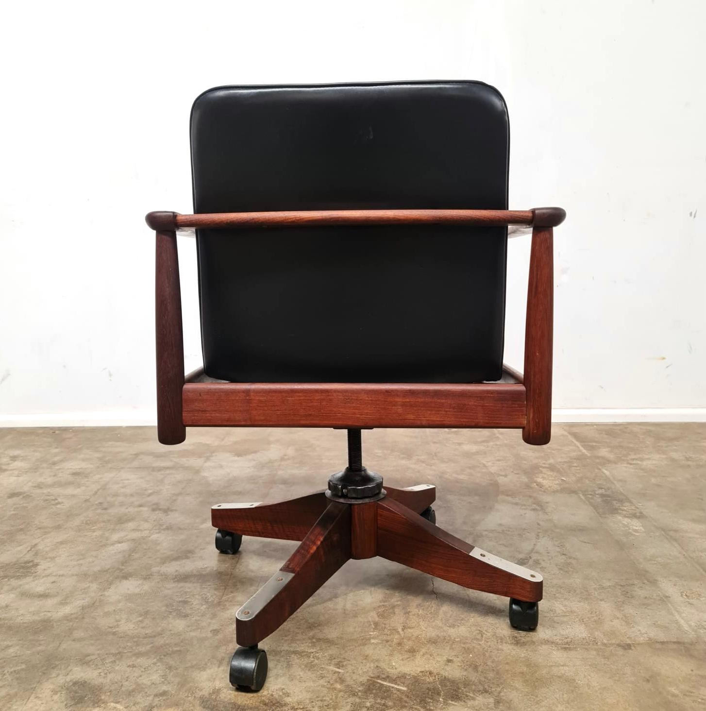 Mid-Century Modern Mid-Century Arthur Stutchbury Office Chair For Sale