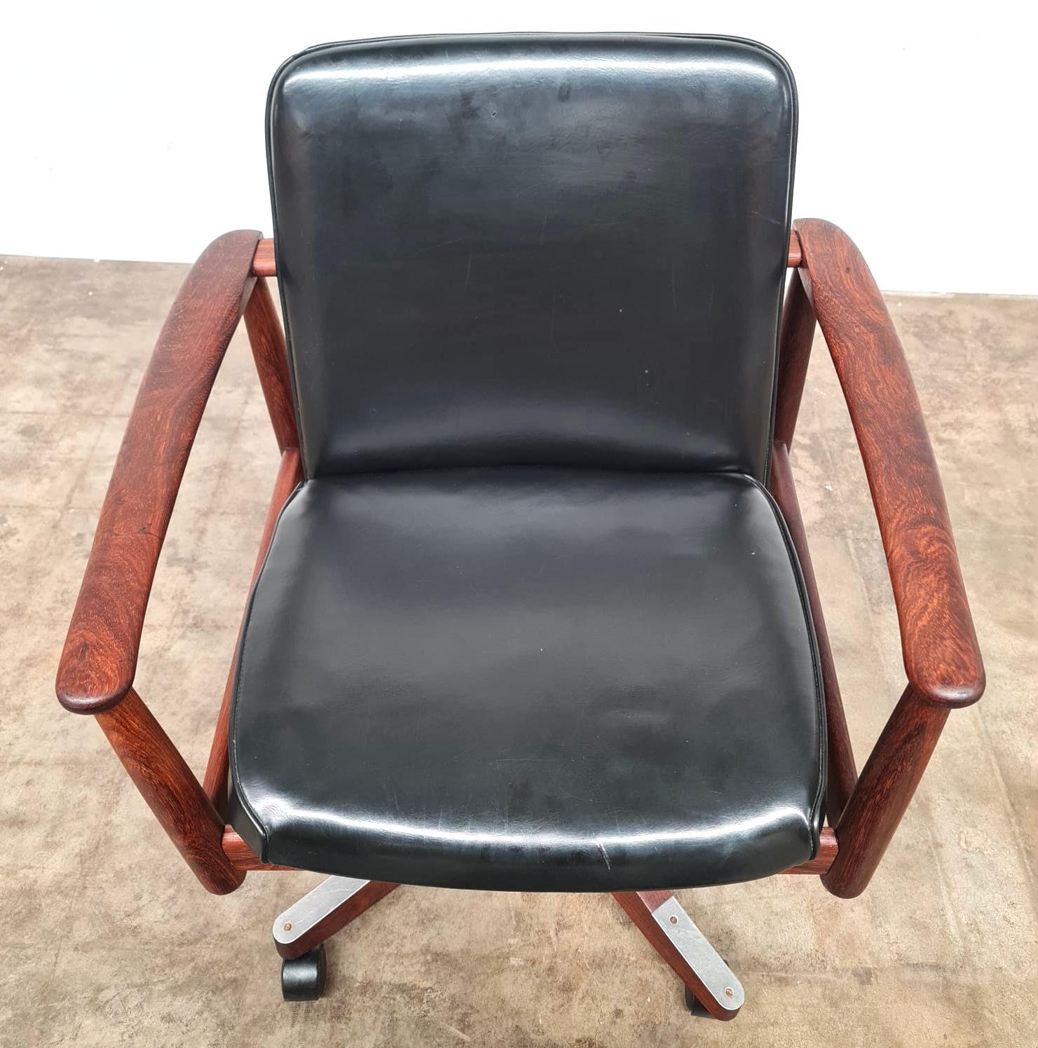 Hardwood Mid-Century Arthur Stutchbury Office Chair For Sale