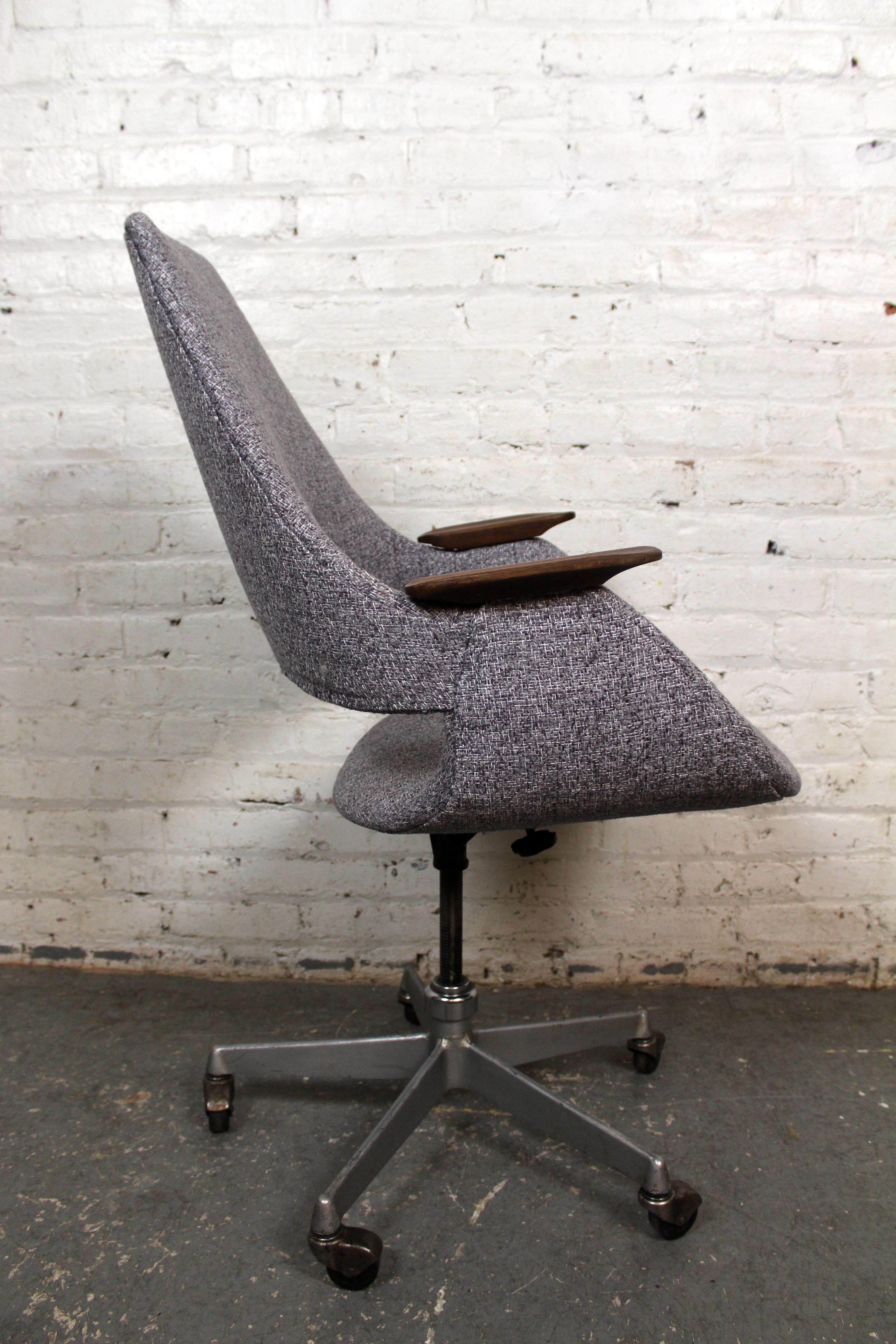 Sculpté Chaise de bureau « Star Trek » Arthur Umanoff du milieu du siècle dernier par Madison Furniture en vente