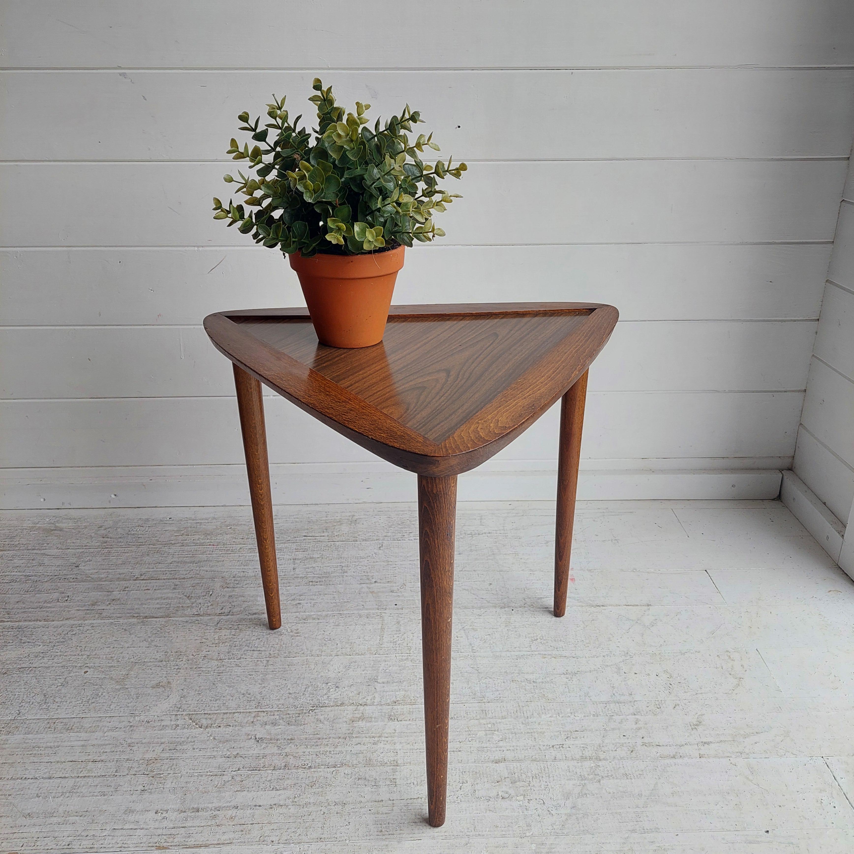 Mid Century Arthur Umanoff style Walnut Triangular Side Table planter, 1950s 3