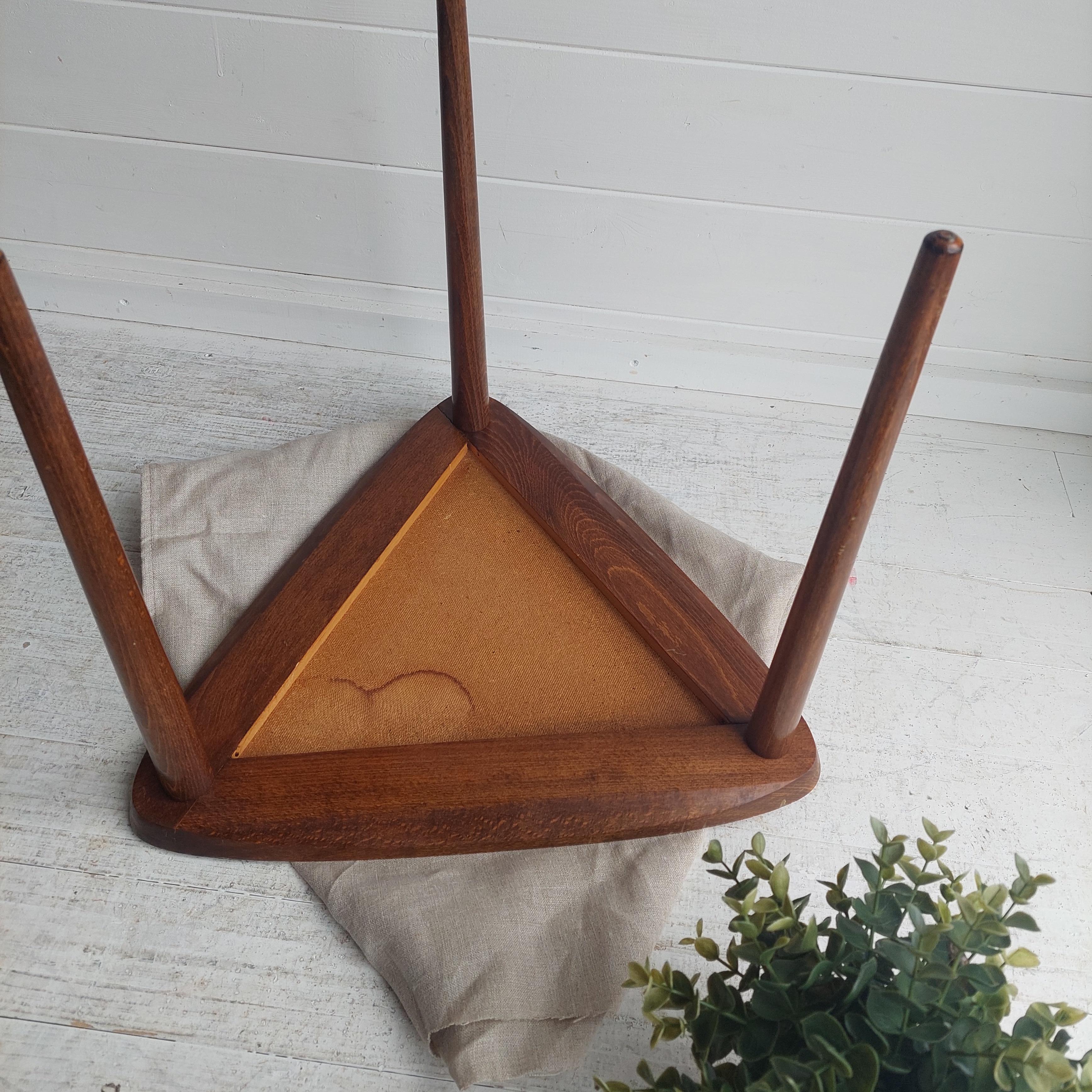 Mid Century Arthur Umanoff style Walnut Triangular Side Table planter, 1950s 12