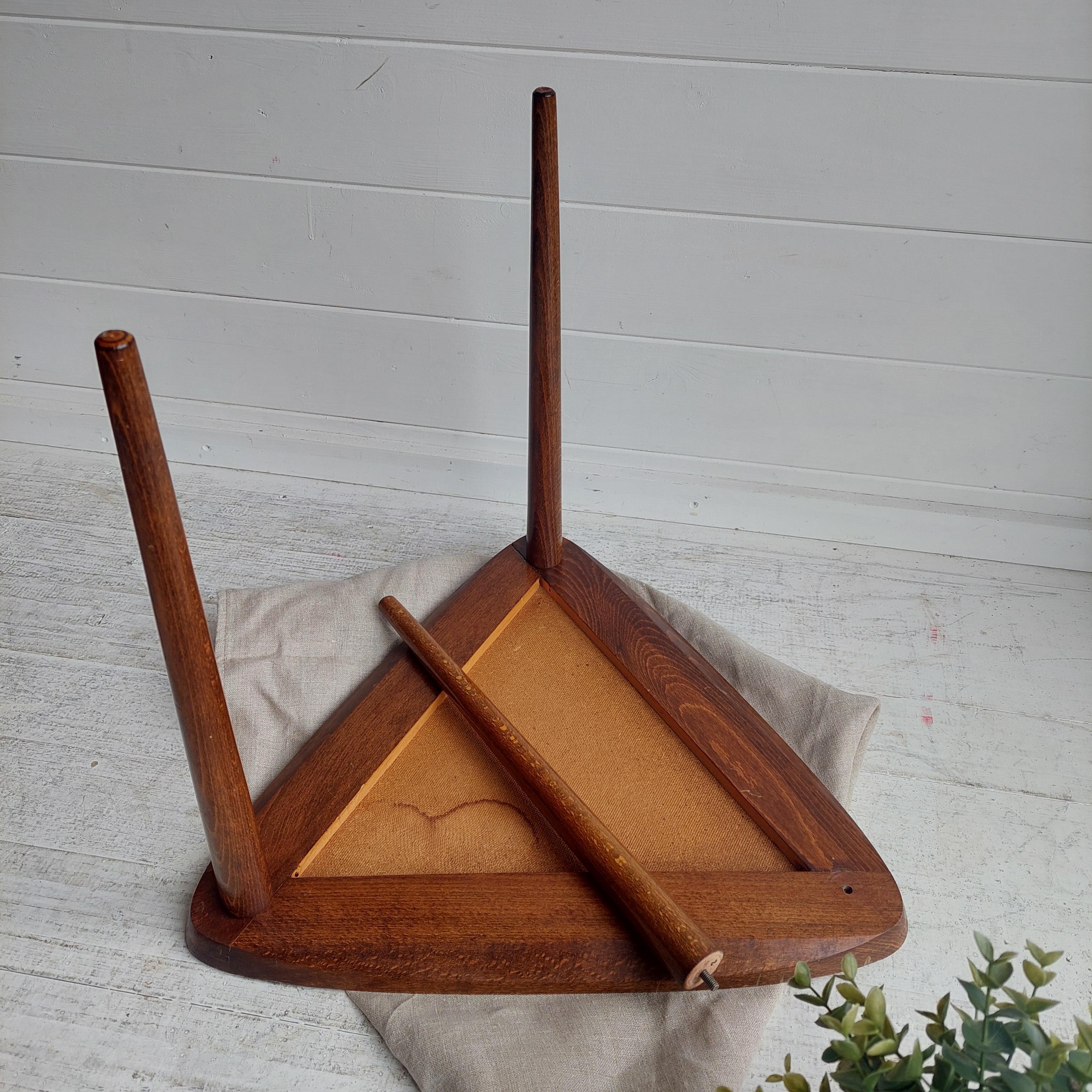 Mid Century Arthur Umanoff style Walnut Triangular Side Table planter, 1950s 13