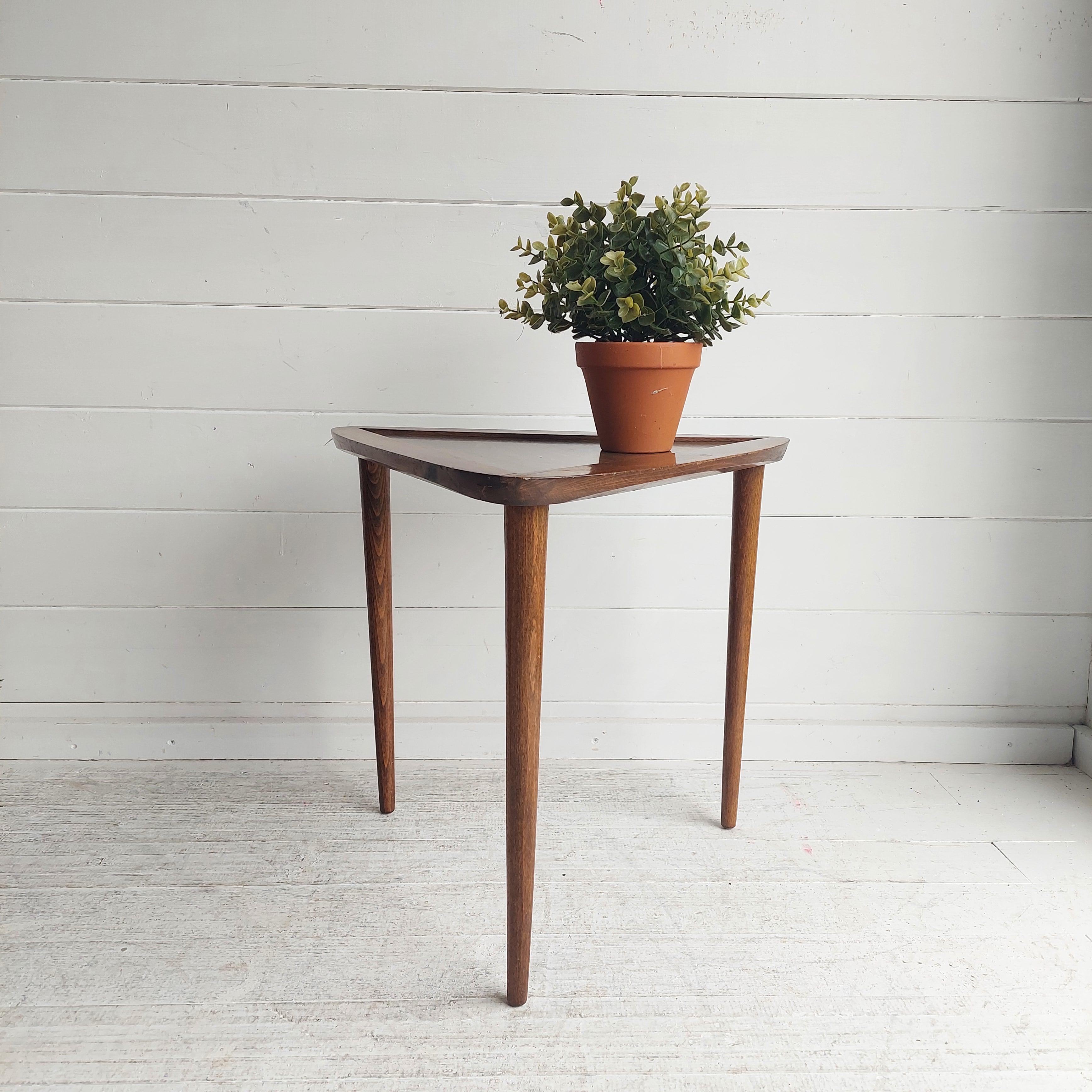 European Mid Century Arthur Umanoff style Walnut Triangular Side Table planter, 1950s