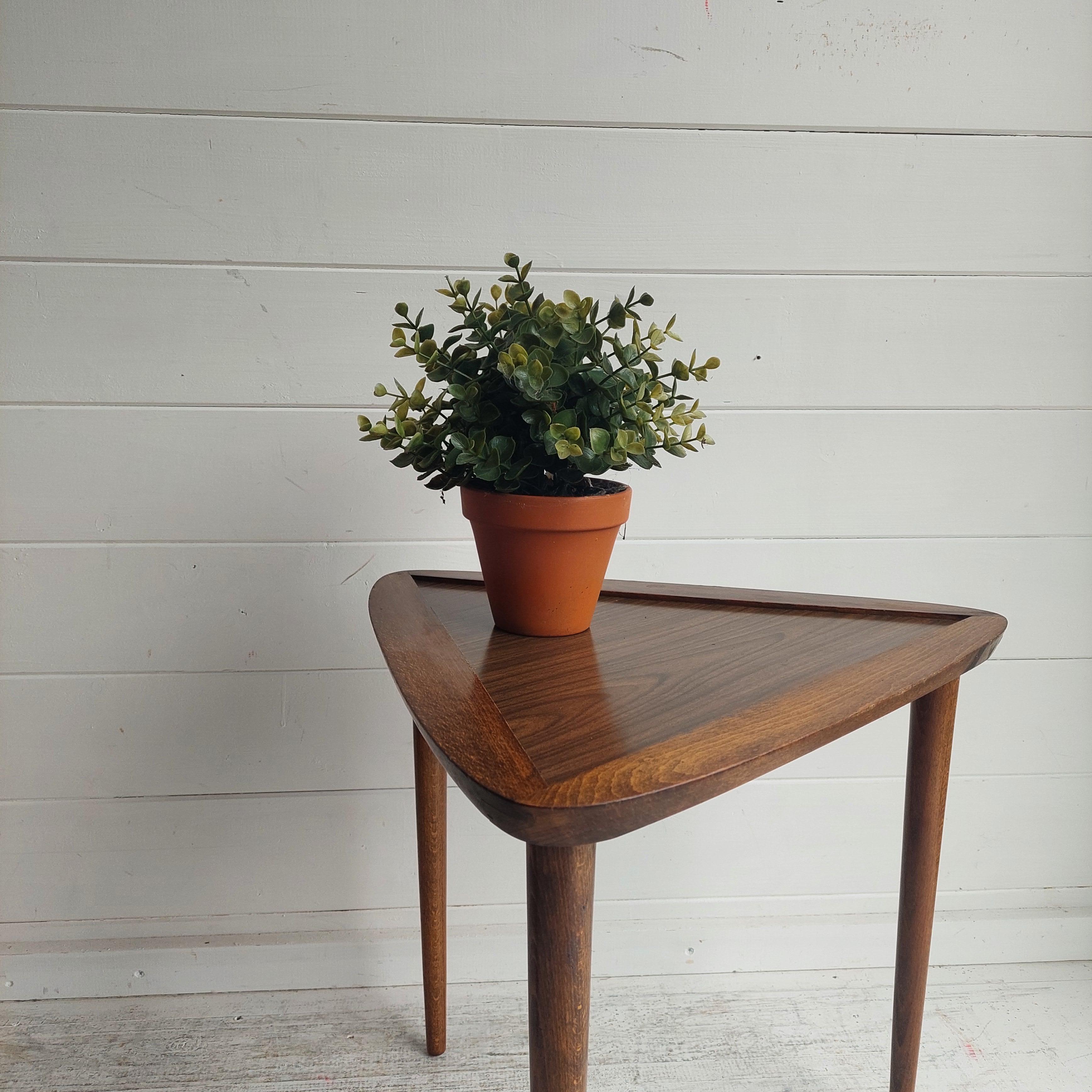 Mid Century Arthur Umanoff style Walnut Triangular Side Table planter, 1950s In Good Condition In Leamington Spa, GB