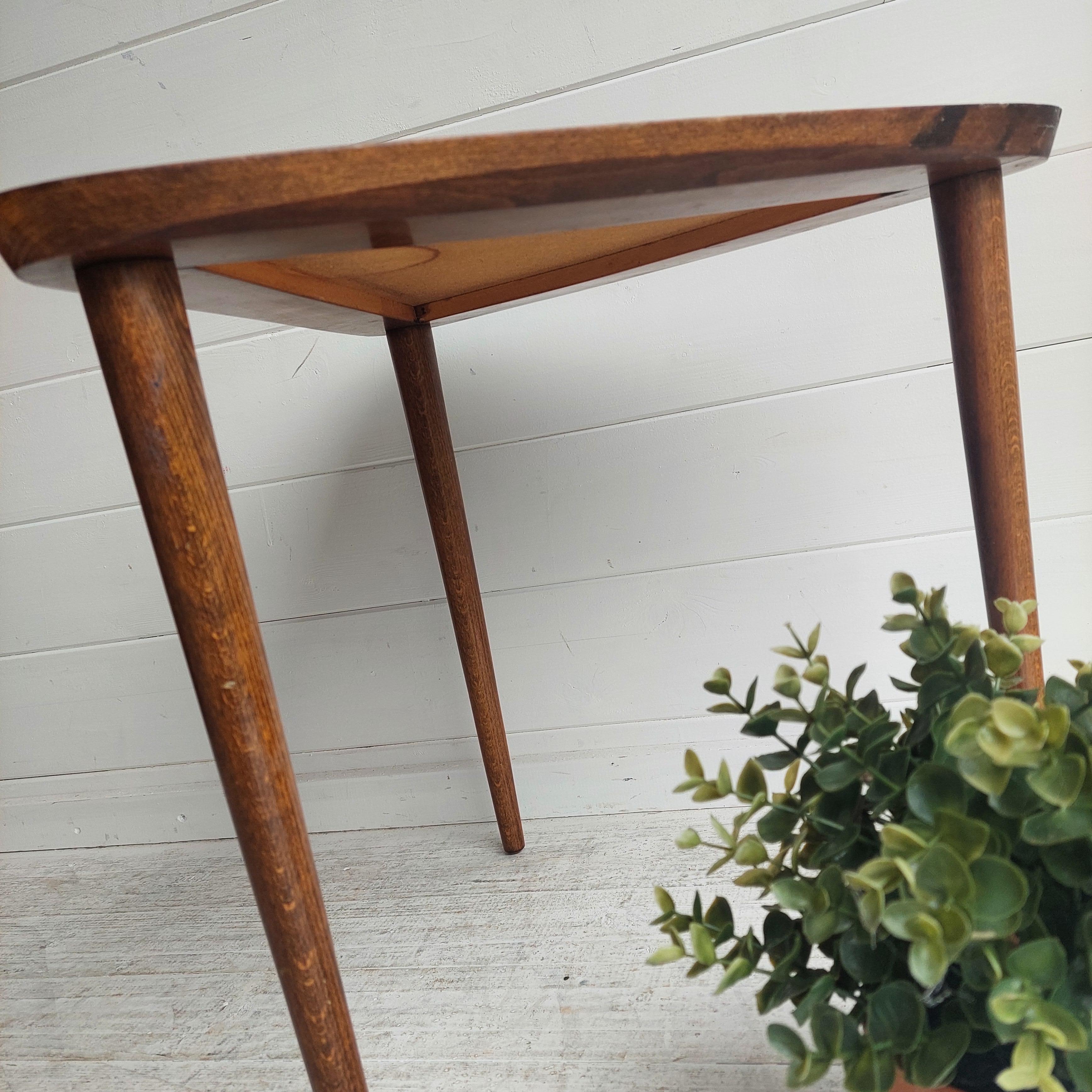 Mid Century Arthur Umanoff style Walnut Triangular Side Table planter, 1950s 2