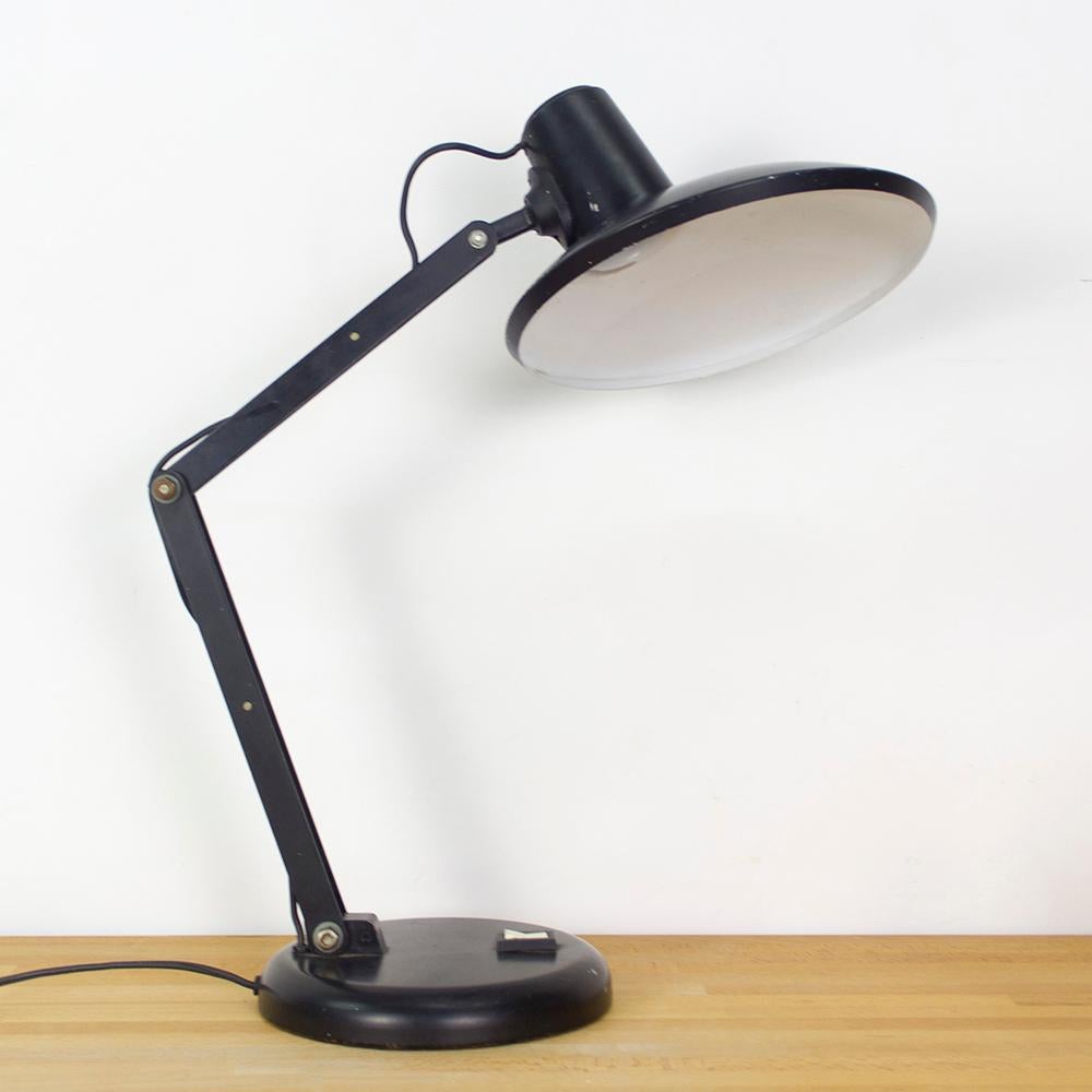 Midcentury Articulated Black Metal Desk Lamp In Fair Condition For Sale In Barcelona, Barcelona