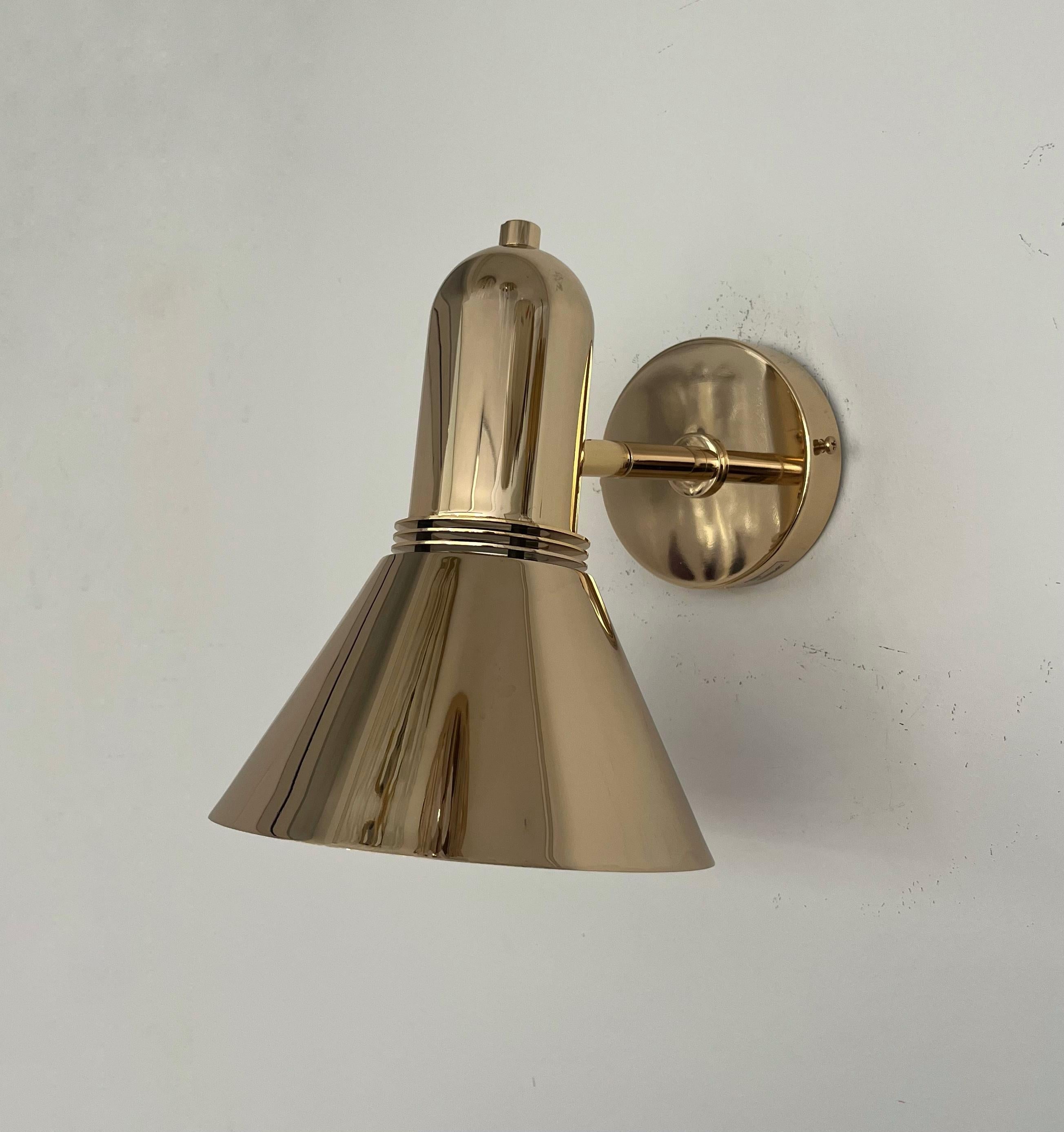 Schönes und hübsches Paar goldener Wandleuchten aus Metall aus der Mitte des Jahrhunderts von Leonardo Marelli für Estiluz. Diese Lampen wurden in den 1970er Jahren von Estiluz in Barcelona (Spanien) entworfen und hergestellt. Diese Wandleuchten