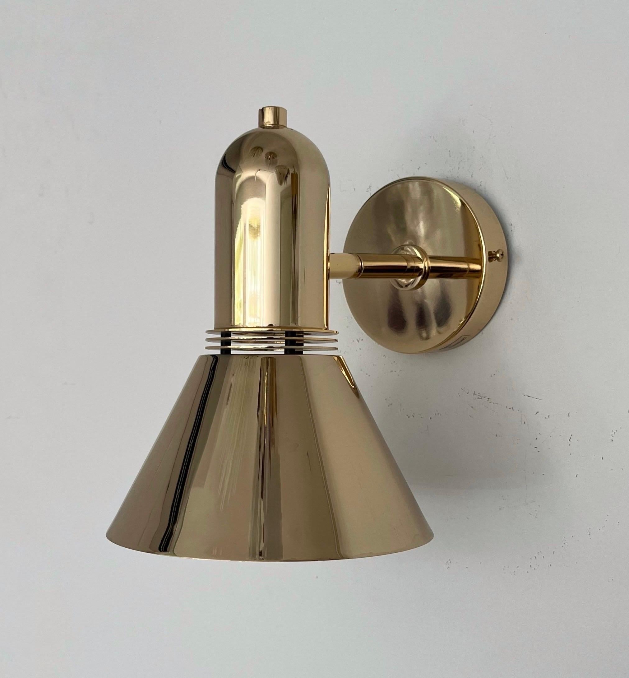 Beautiful and pretty Mid-century Pair of Gold Metal Wall Sconces by Leonardo Marelli for Estiluz from 1970s.
These Lamps were designed and manufactured in Barcelona (Spain) by Estiluz during 1980s. These Wall Sconces have NEVER been used, perfect