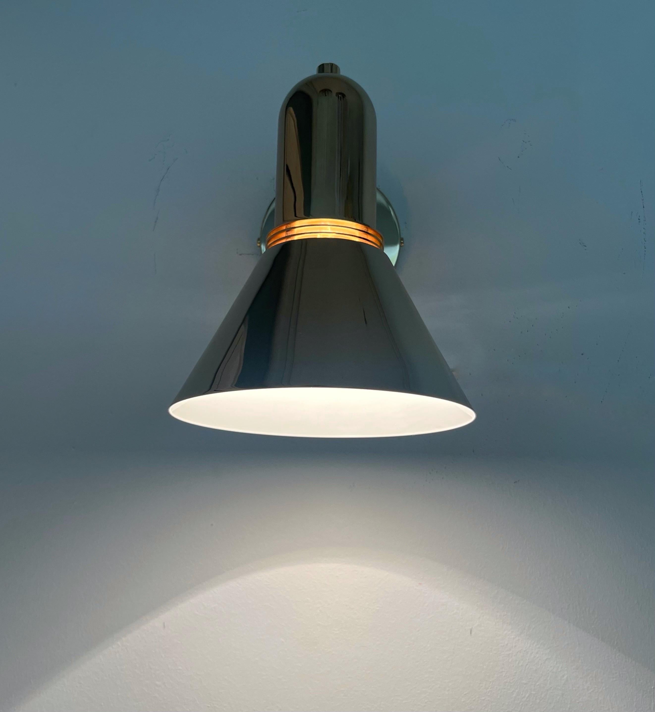 Paar bewegliche Mid-Century-Wandleuchter aus Gold von Estiluz, Barcelona, 1970er Jahre (Moderne der Mitte des Jahrhunderts) im Angebot