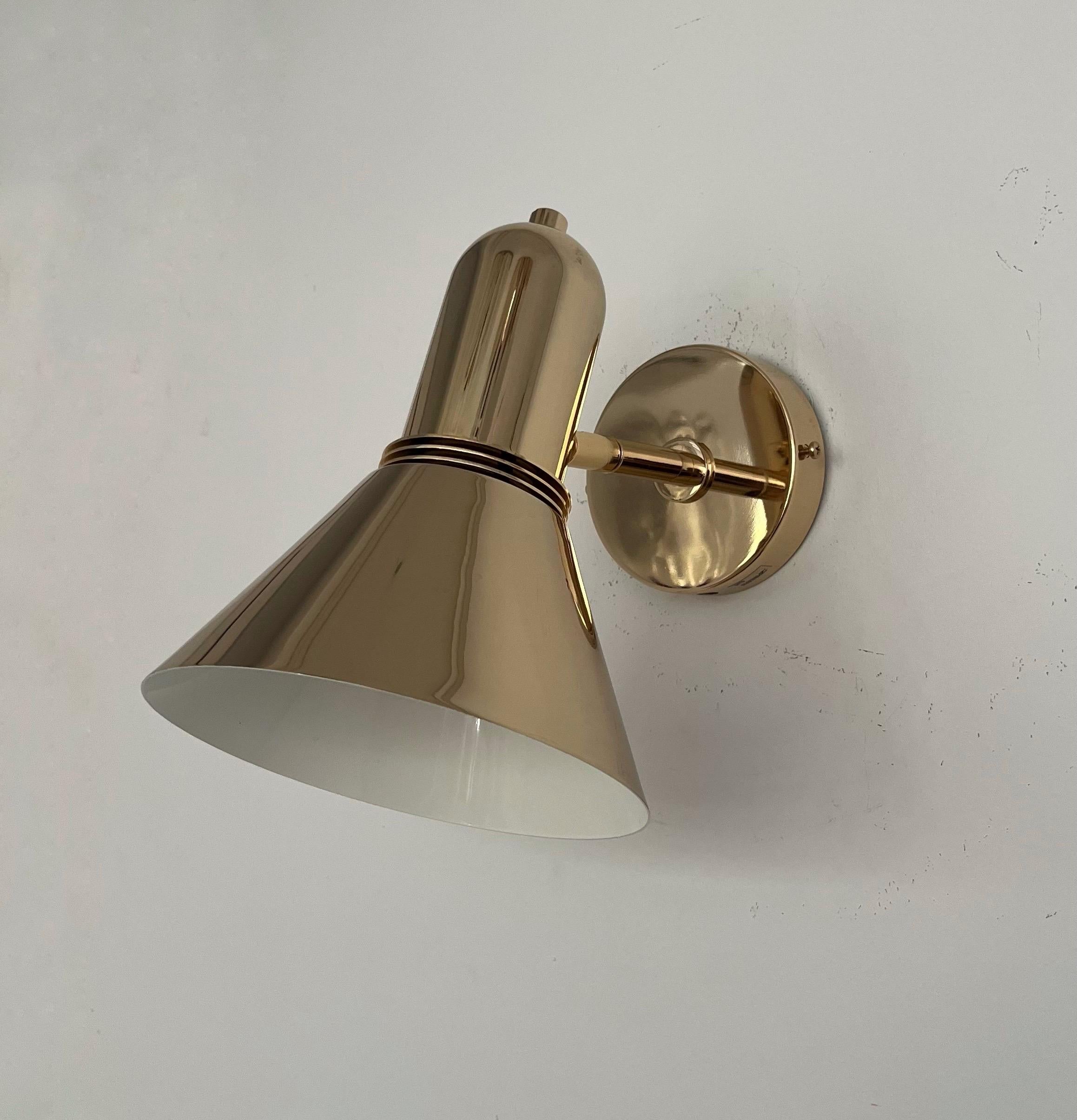 Paar bewegliche Mid-Century-Wandleuchter aus Gold von Estiluz, Barcelona, 1970er Jahre (Spanisch) im Angebot