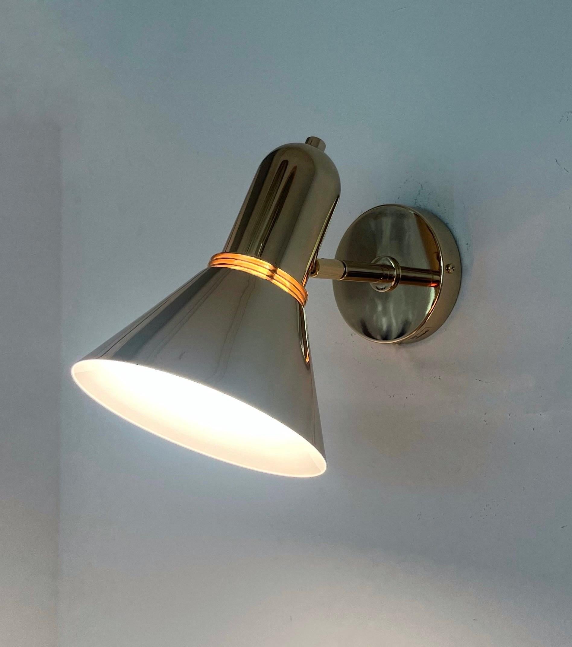 Paar bewegliche Mid-Century-Wandleuchter aus Gold von Estiluz, Barcelona, 1970er Jahre im Zustand „Gut“ im Angebot in Badajoz, Badajoz