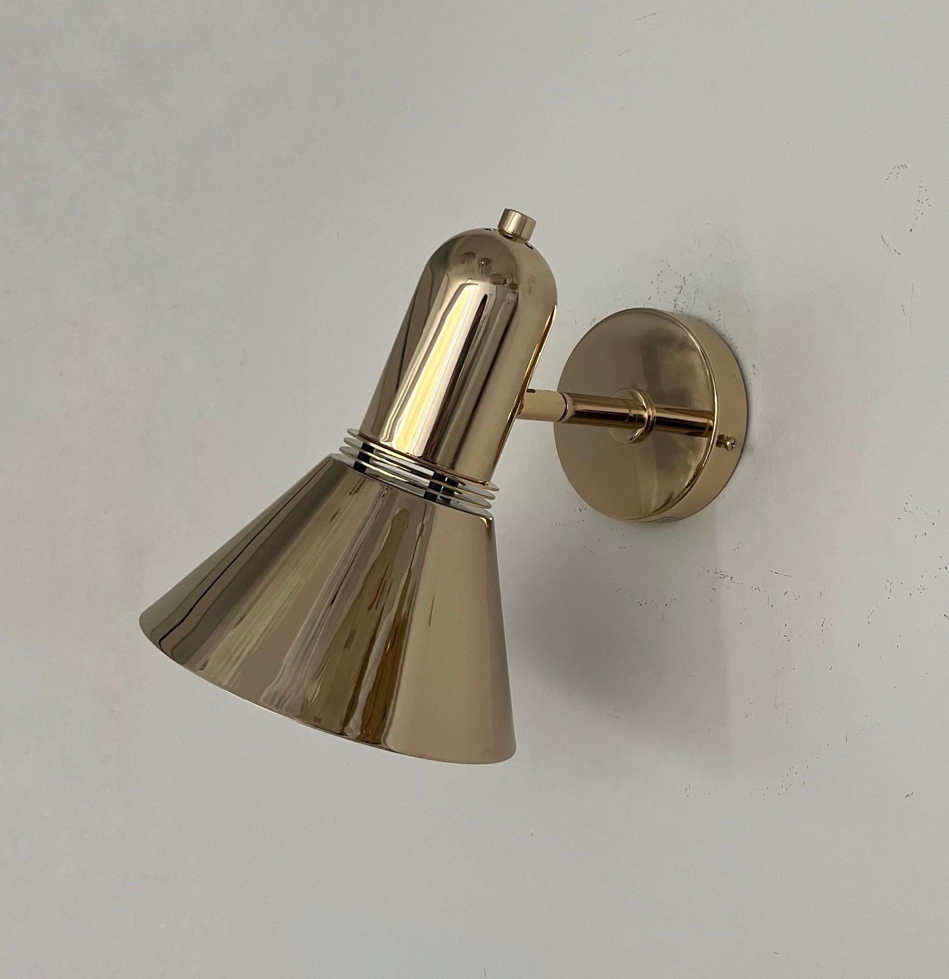Paar bewegliche Mid-Century-Wandleuchter aus Gold von Estiluz, Barcelona, 1970er Jahre (Ende des 20. Jahrhunderts) im Angebot