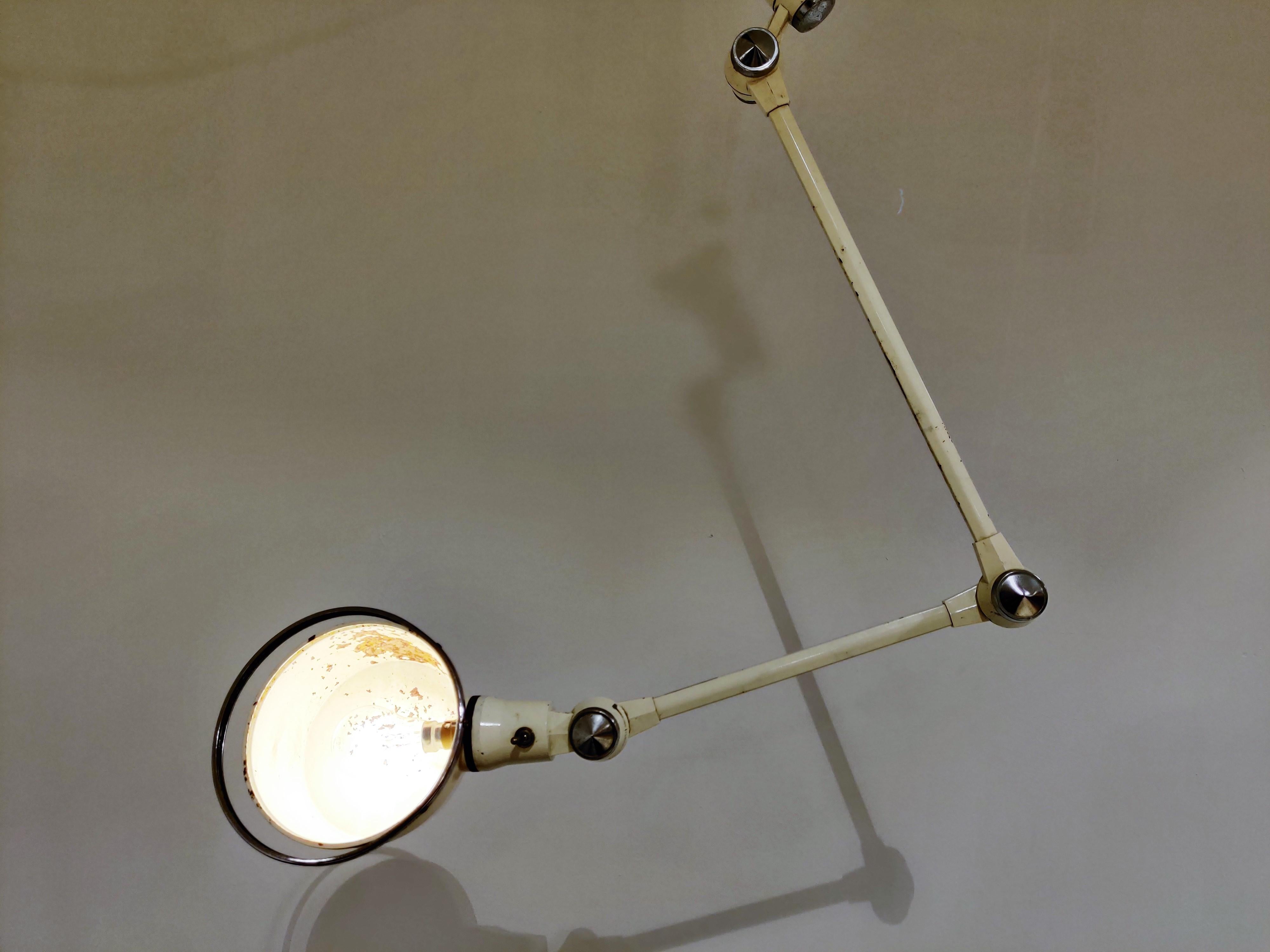 Charmante Industrie-Gelenk-Wand- oder Schreibtischlampe, die aus einem Krankenhaus gerettet wurde.

Diese Industrielampe ist mit 3 Gelenken ausgestattet und auch der Sockel ist drehbar, so dass diese Lampe 
