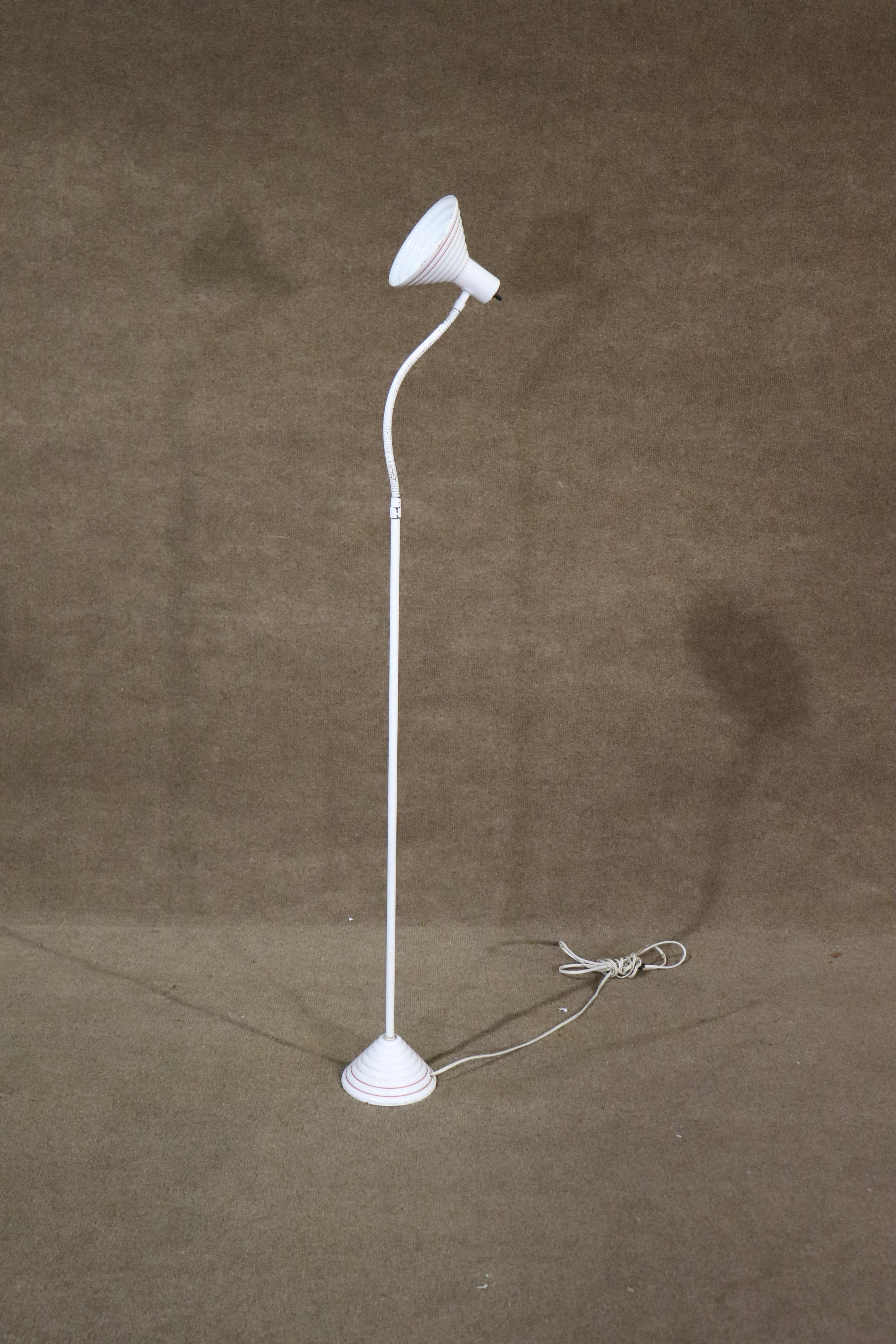 Tall vintage floor lamp in white, with bendable head. Cone shade matches base shape. Movable shade gives lighting options to your room.
Please confirm location NY or NJ.