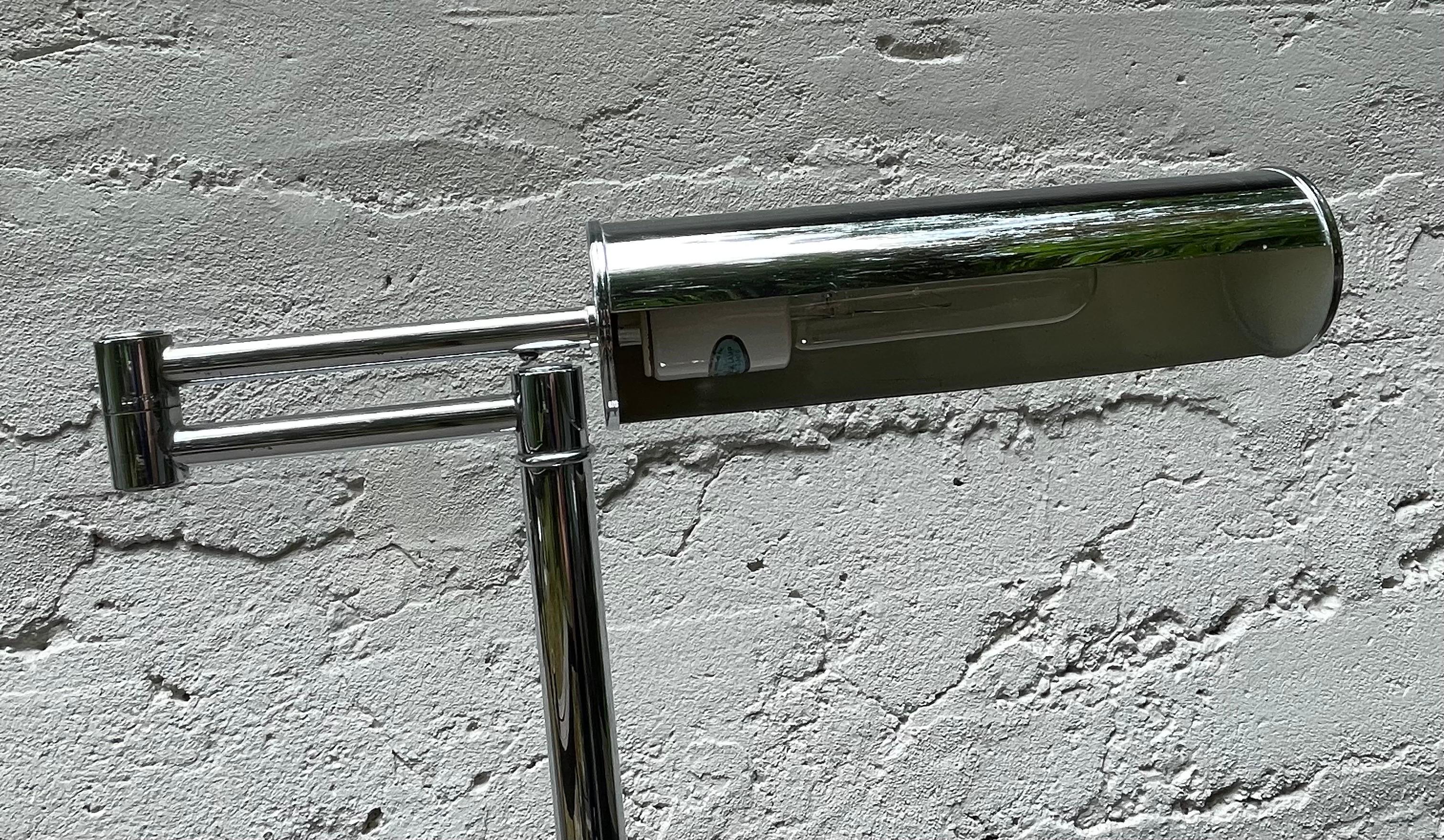 Polychromé Lampadaire à bras pivotant articulé chromé mi-siècle par Nessen Studios NYC en vente