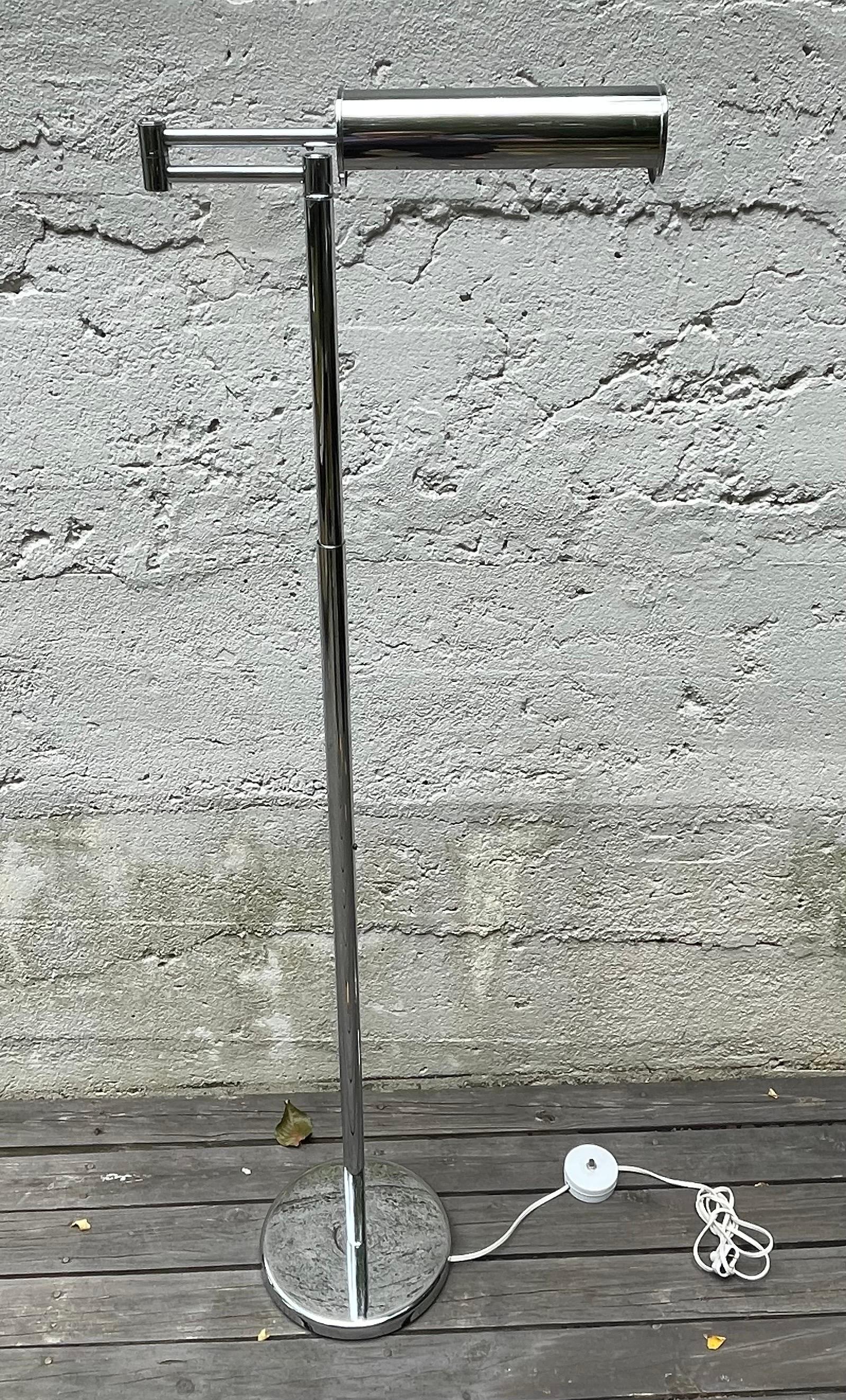Milieu du XXe siècle Lampadaire à bras pivotant articulé chromé mi-siècle par Nessen Studios NYC en vente