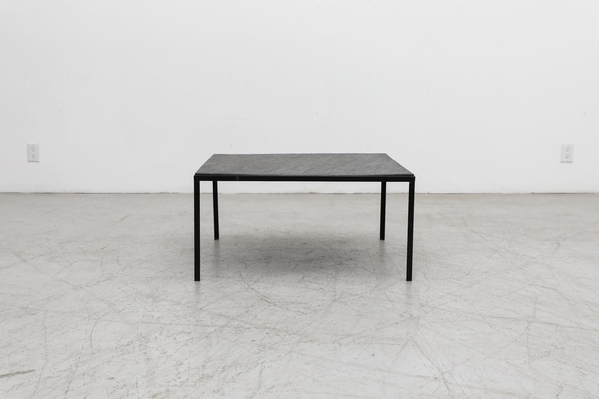 Table basse carrée ou table d'appoint hollandaise des années 1960 pour Artimeta. Cadre fin en métal émaillé noir et plateau en pierre d'ardoise noire. En état d'origine, avec une usure visible, y compris des ébréchures et des rayures. L'usure est