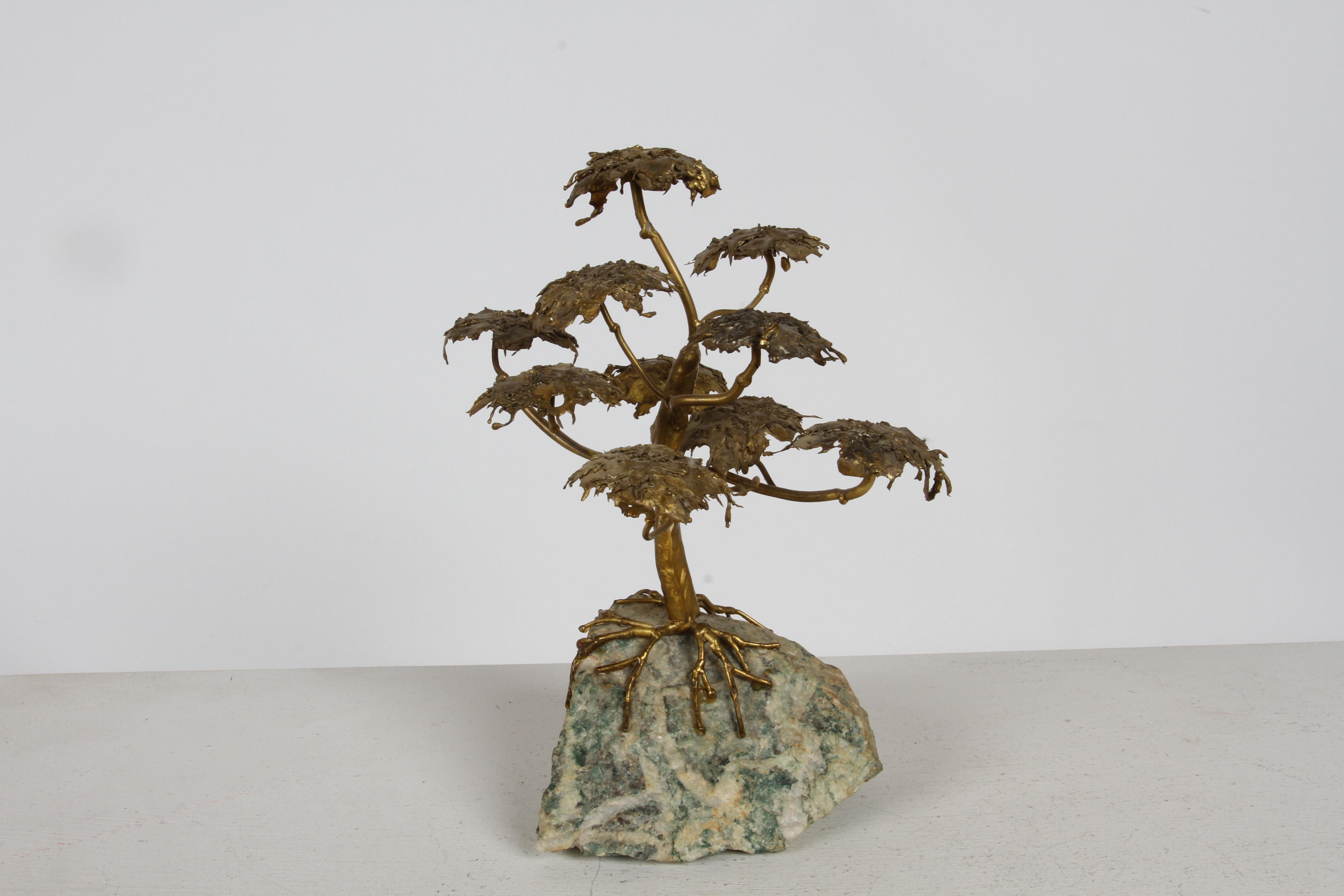 Beautiful handcrafted MCM Artisan made Brutalist Bonsai Tree on agate base table sculpture. In the organic modern style, fabricated of brazed metal with a bronze gold metal tone finish. The Agate base is Tree Agate, see below its meaning. Unsigned.