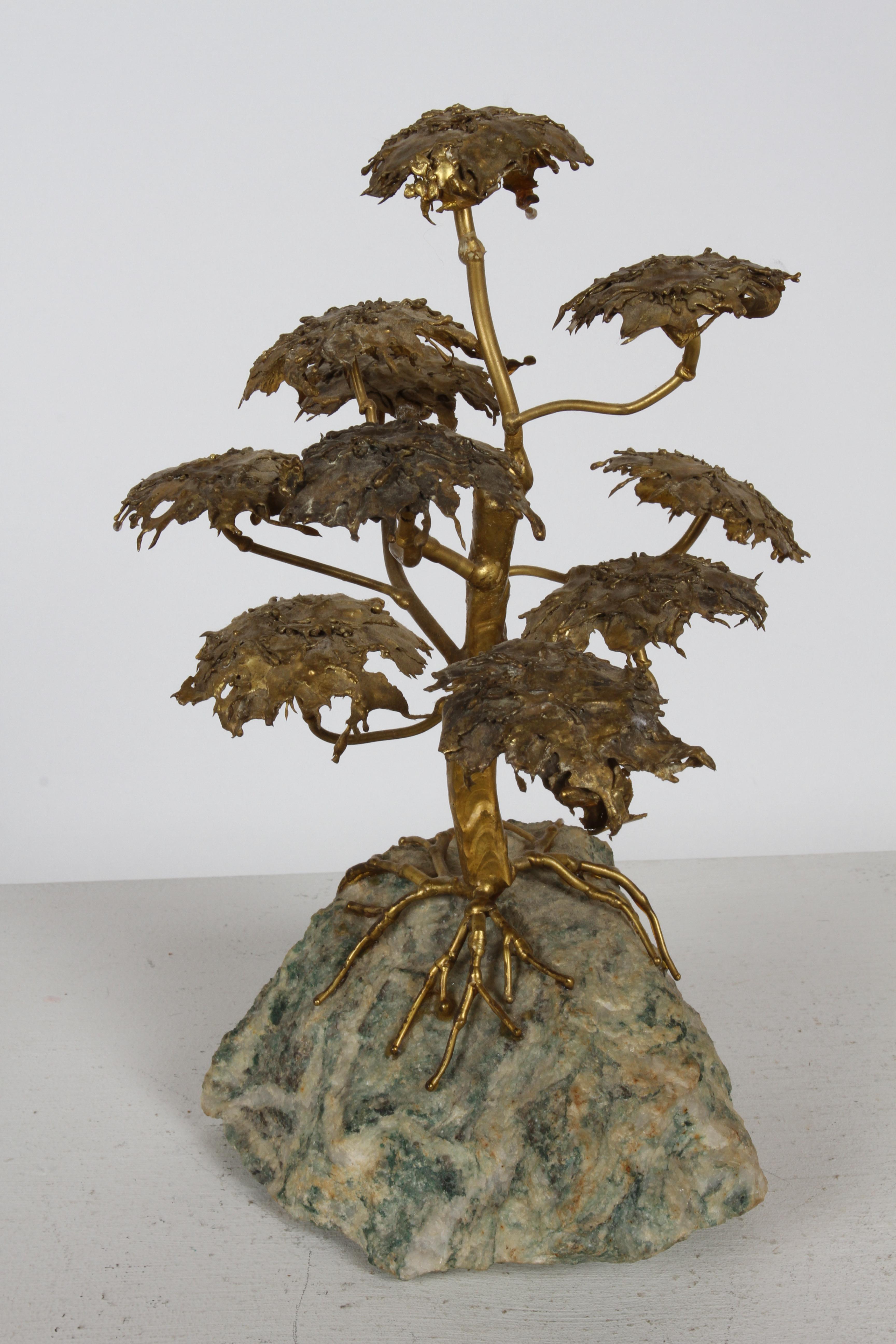 Brutalistische Bonsai-Baum-Skulptur aus Goldmetall auf Achat-Sockel aus der Jahrhundertmitte  (Mitte des 20. Jahrhunderts) im Angebot