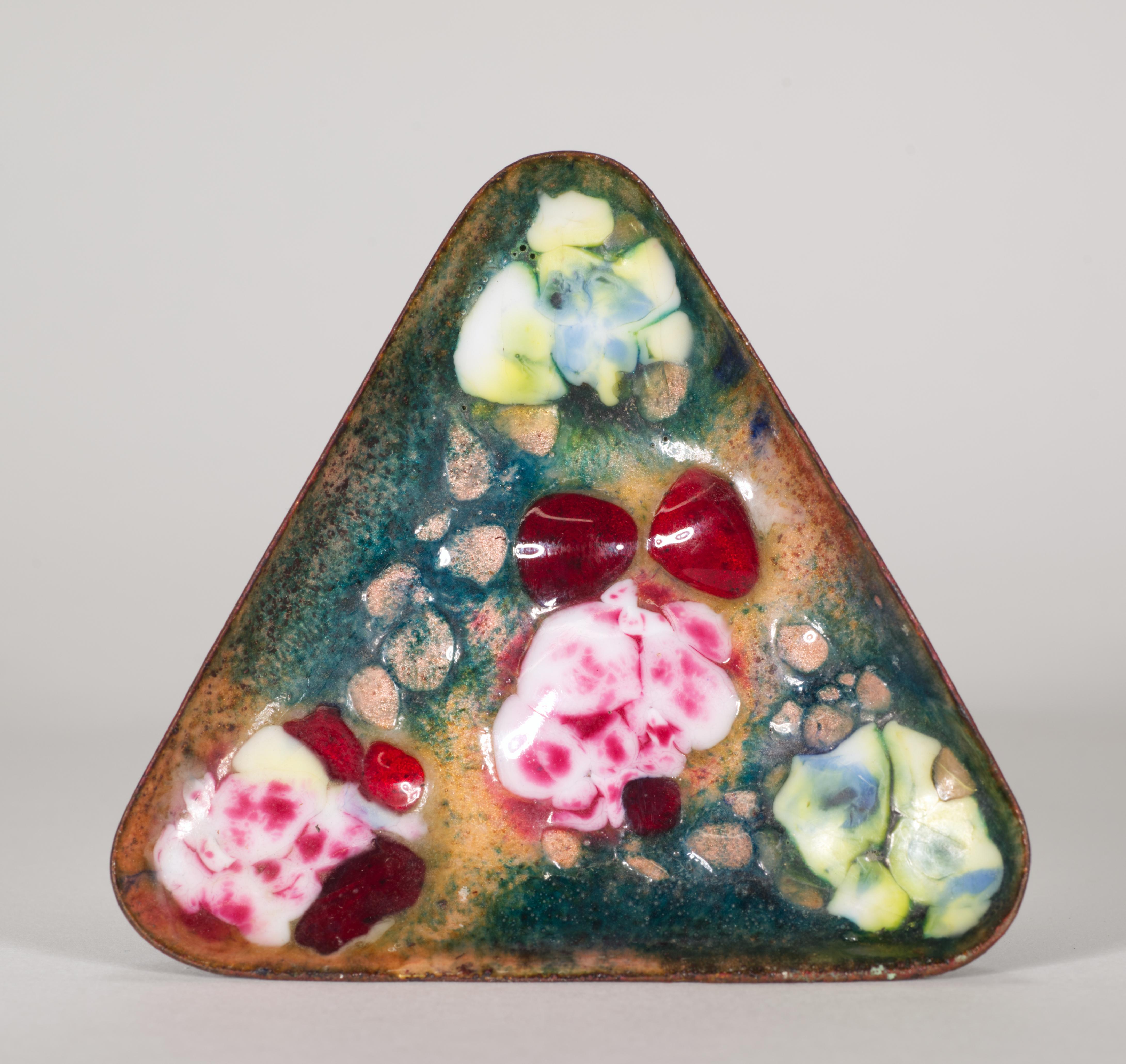 Un raro vassoio triangolare o piatto da portata in rame smaltato con decorazioni astratte e colorate è stato realizzato a mano da Capo Esmaltes negli anni '60 in Spagna.

Capo Esmaltes produceva anche specchi, caricatori e altri oggetti d'arredo