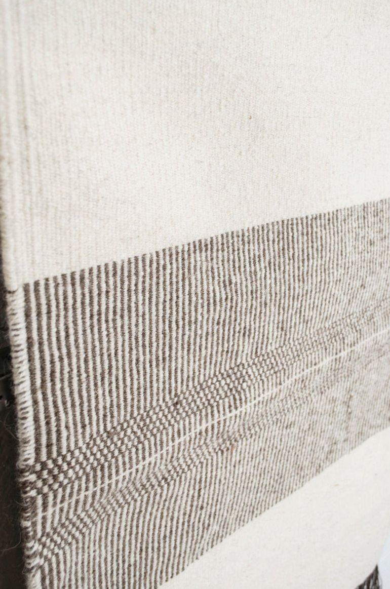 Handgewebter Wollteppich mit Akzent aus der Mitte des Jahrhunderts (20. Jahrhundert) im Angebot