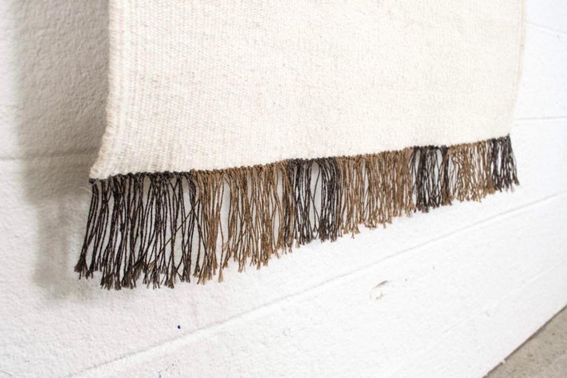 Handgewebter Wollteppich mit Akzent aus der Mitte des Jahrhunderts im Angebot 2