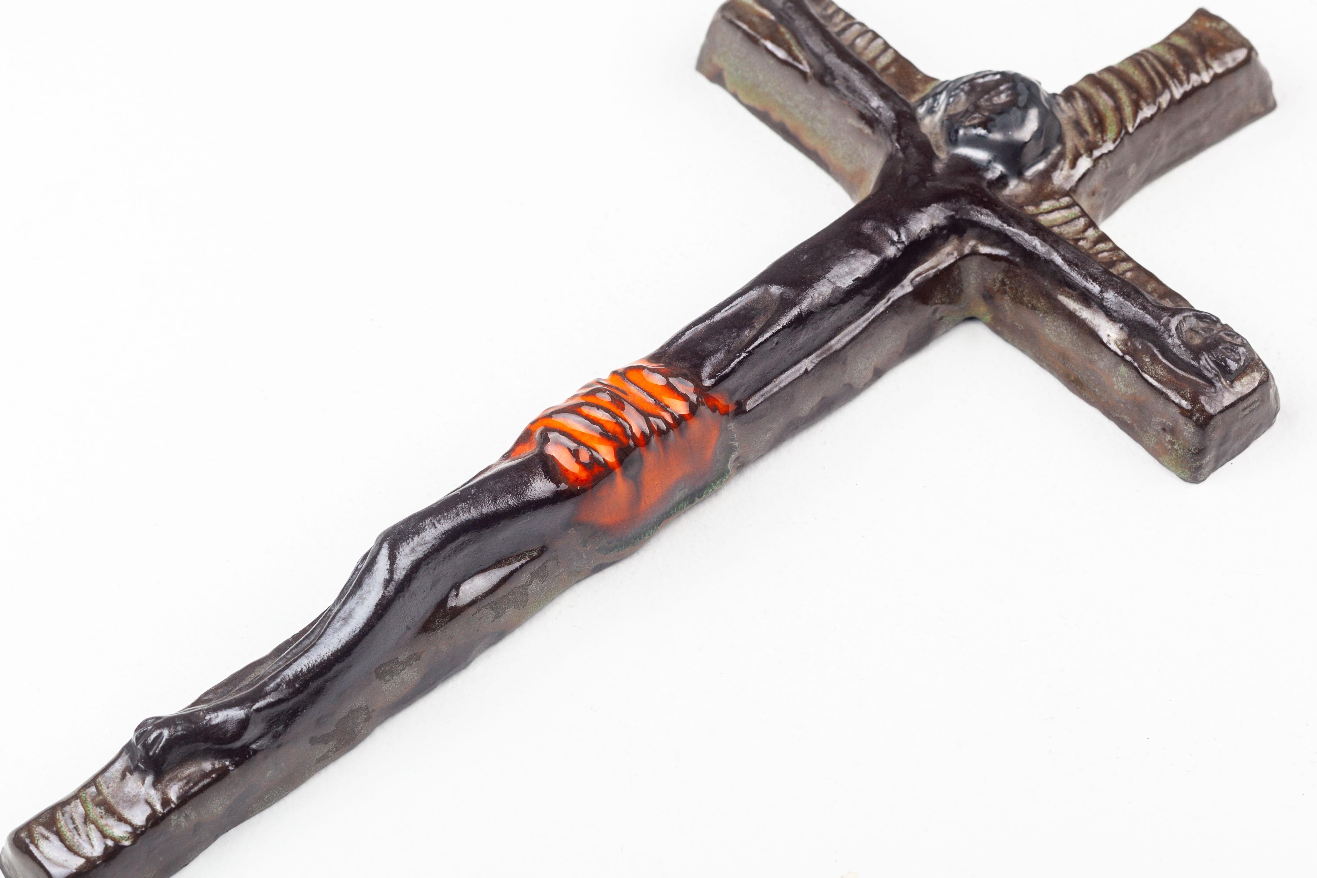 Européen Crucifix artisanal du milieu du siècle en vente