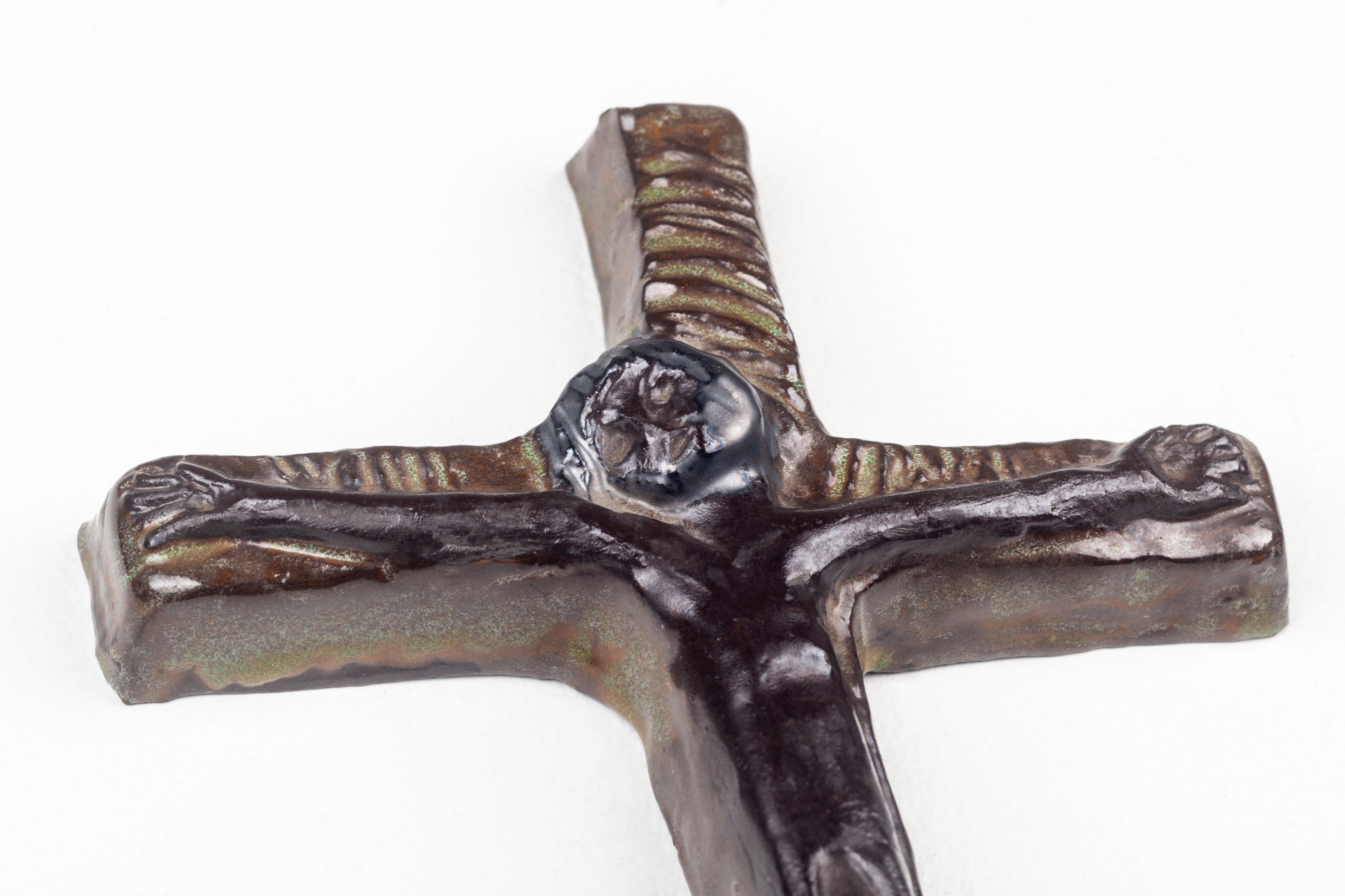 Mid-Century Artisanal Crucifix In Good Condition For Sale In Chicago, IL