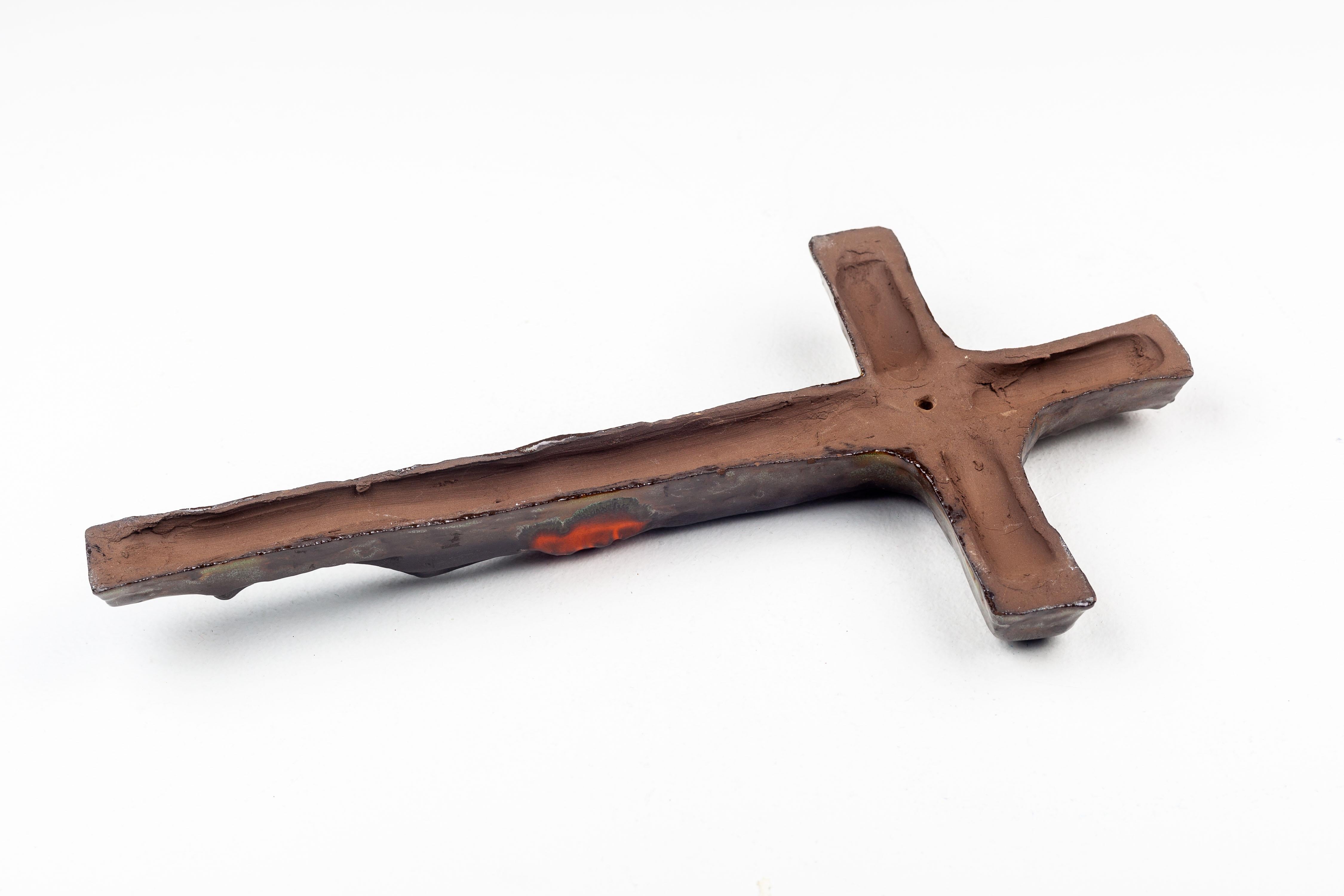 Céramique Crucifix artisanal du milieu du siècle en vente
