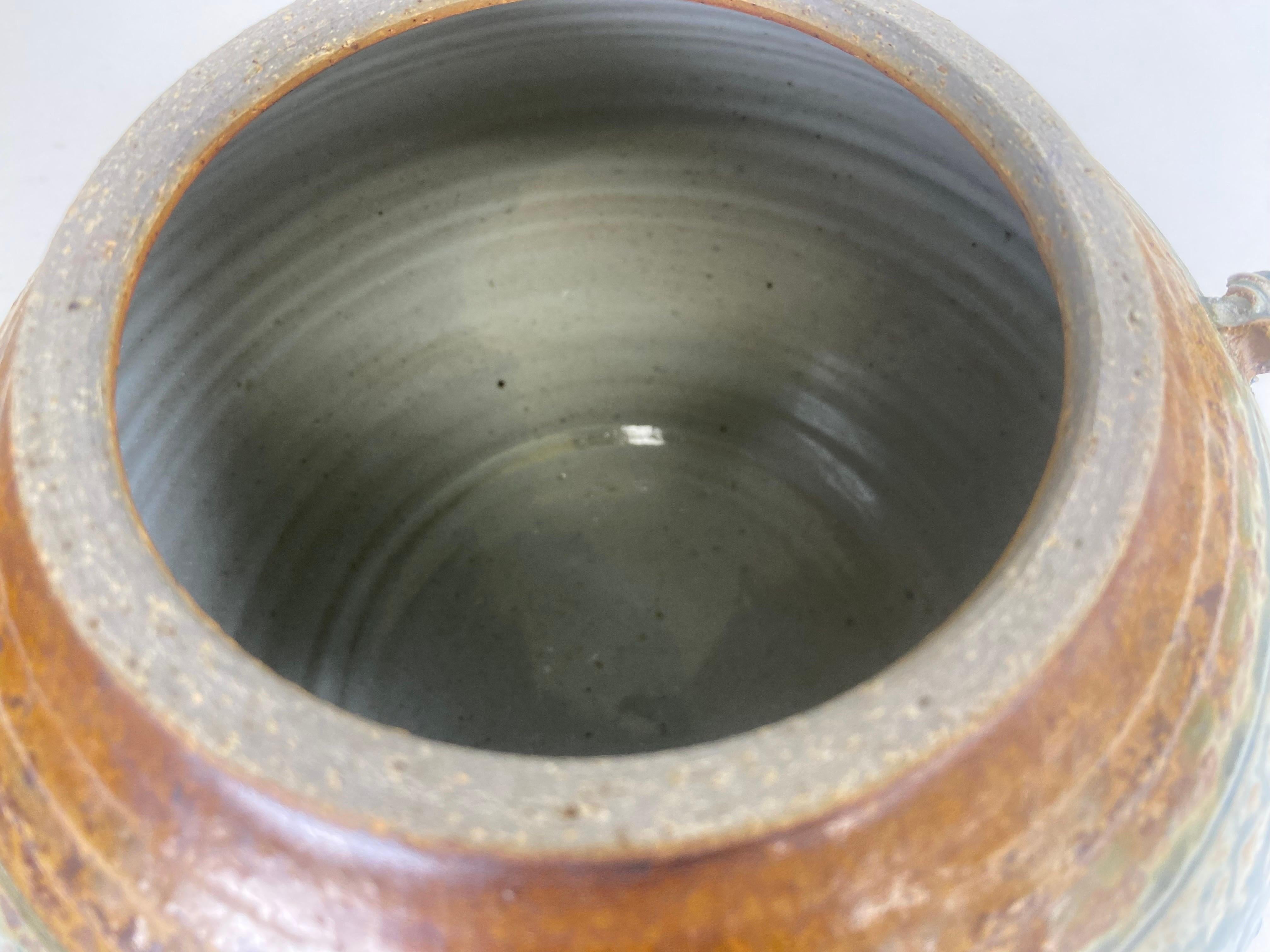 Fait main Jarre avec couvercle en poterie du Studio Pottery des artisans du milieu du siècle. en vente