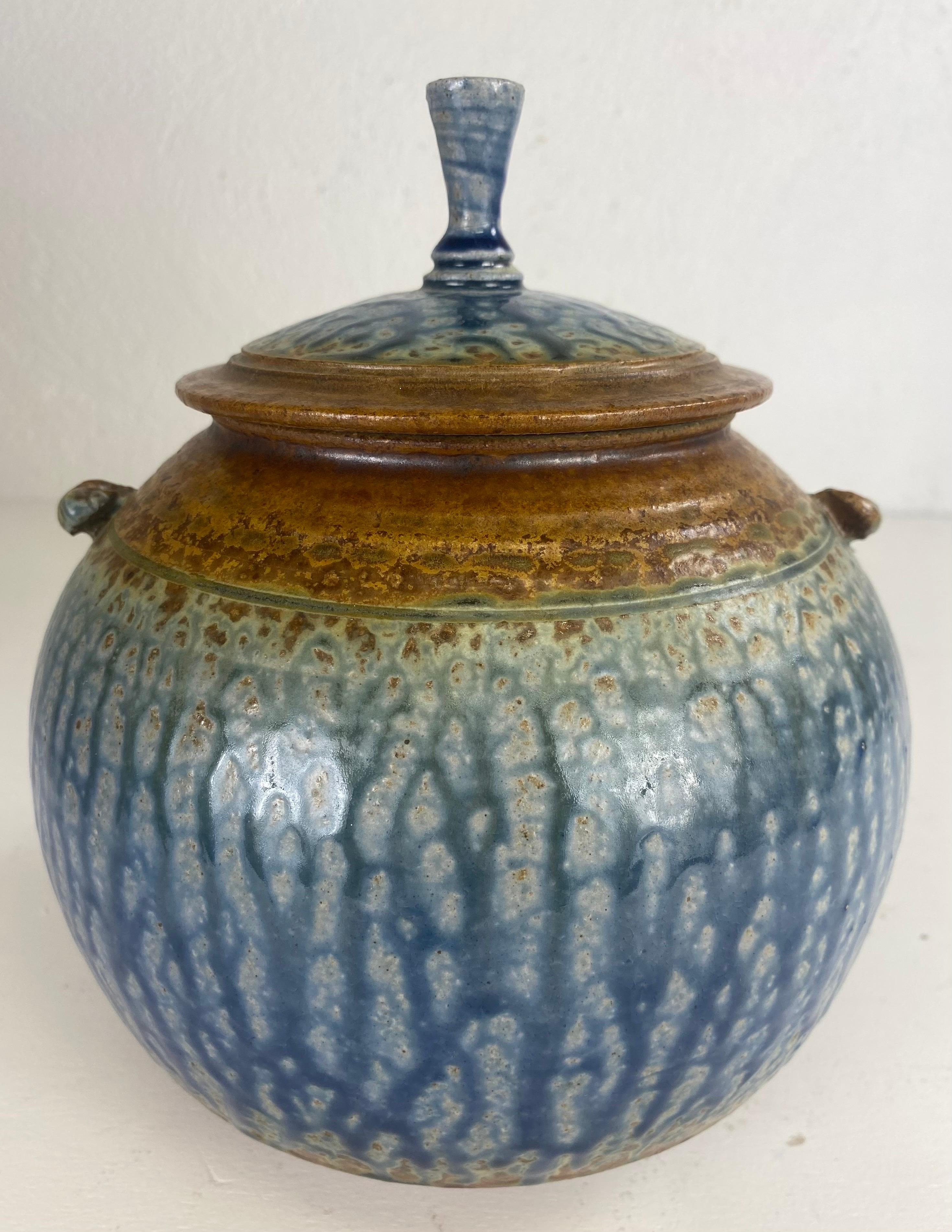 Jarre avec couvercle en poterie du Studio Pottery des artisans du milieu du siècle. Bon état - En vente à Allentown, PA