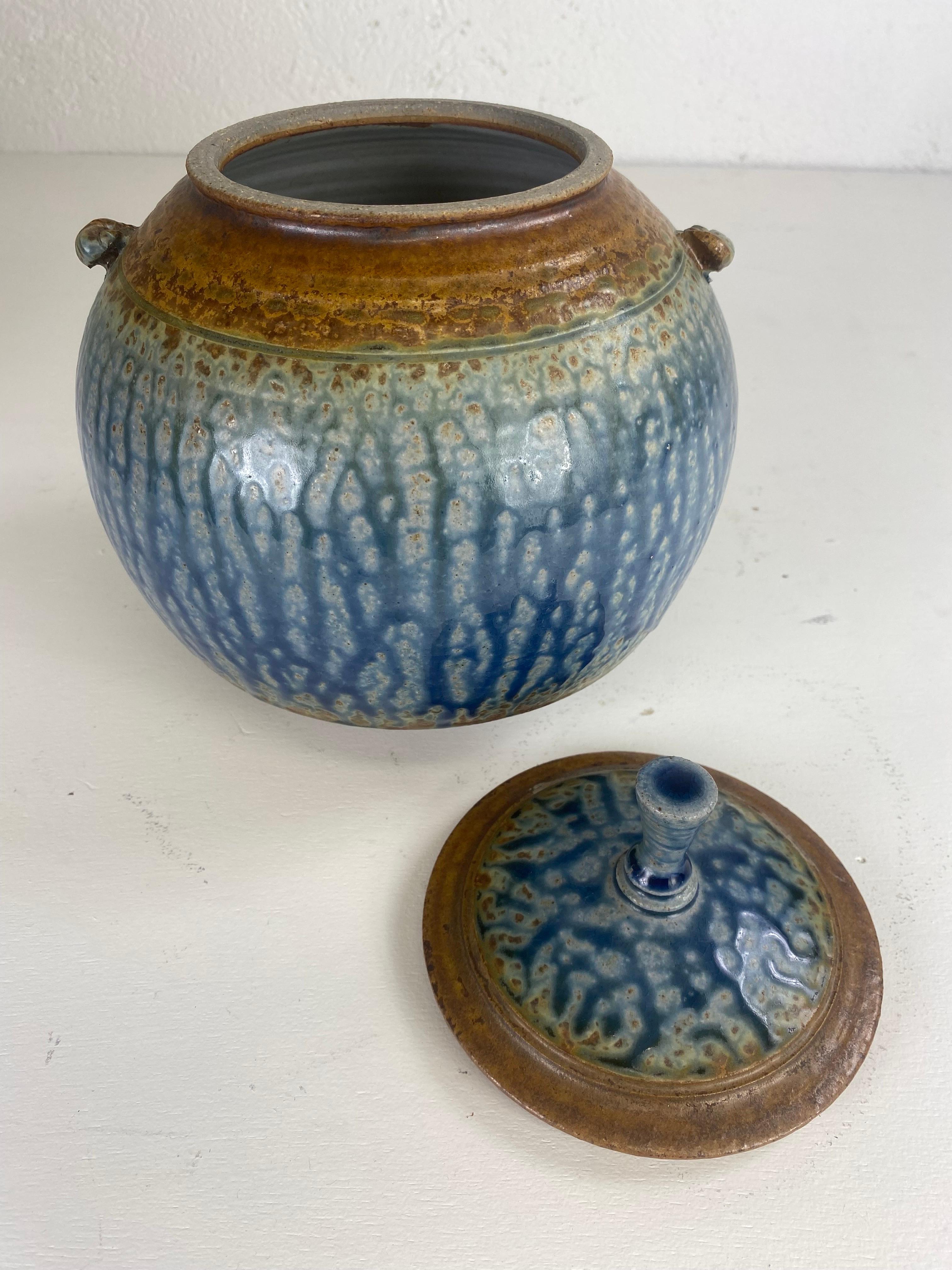 Poteries Jarre avec couvercle en poterie du Studio Pottery des artisans du milieu du siècle. en vente