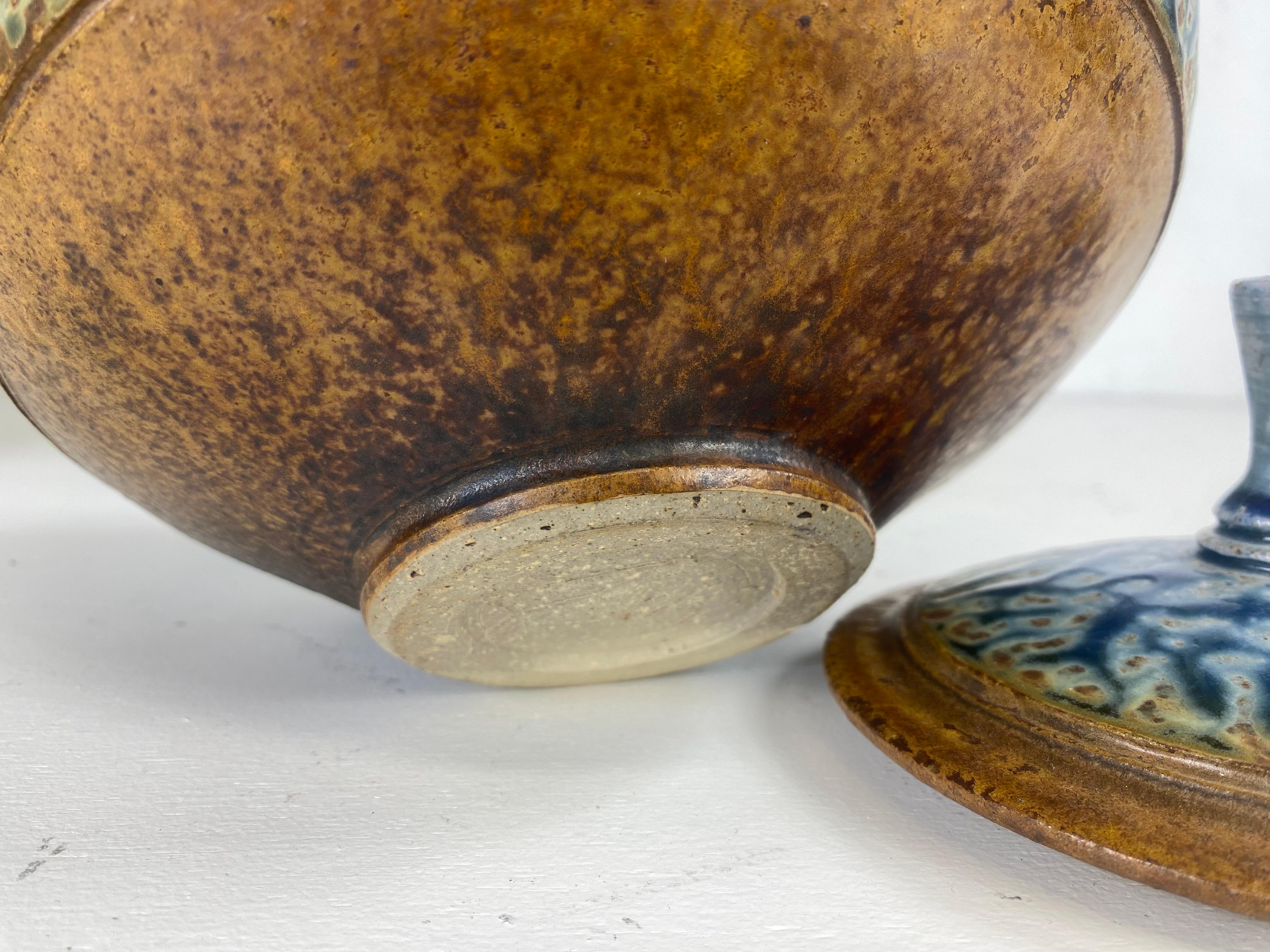 Jarre avec couvercle en poterie du Studio Pottery des artisans du milieu du siècle. en vente 1