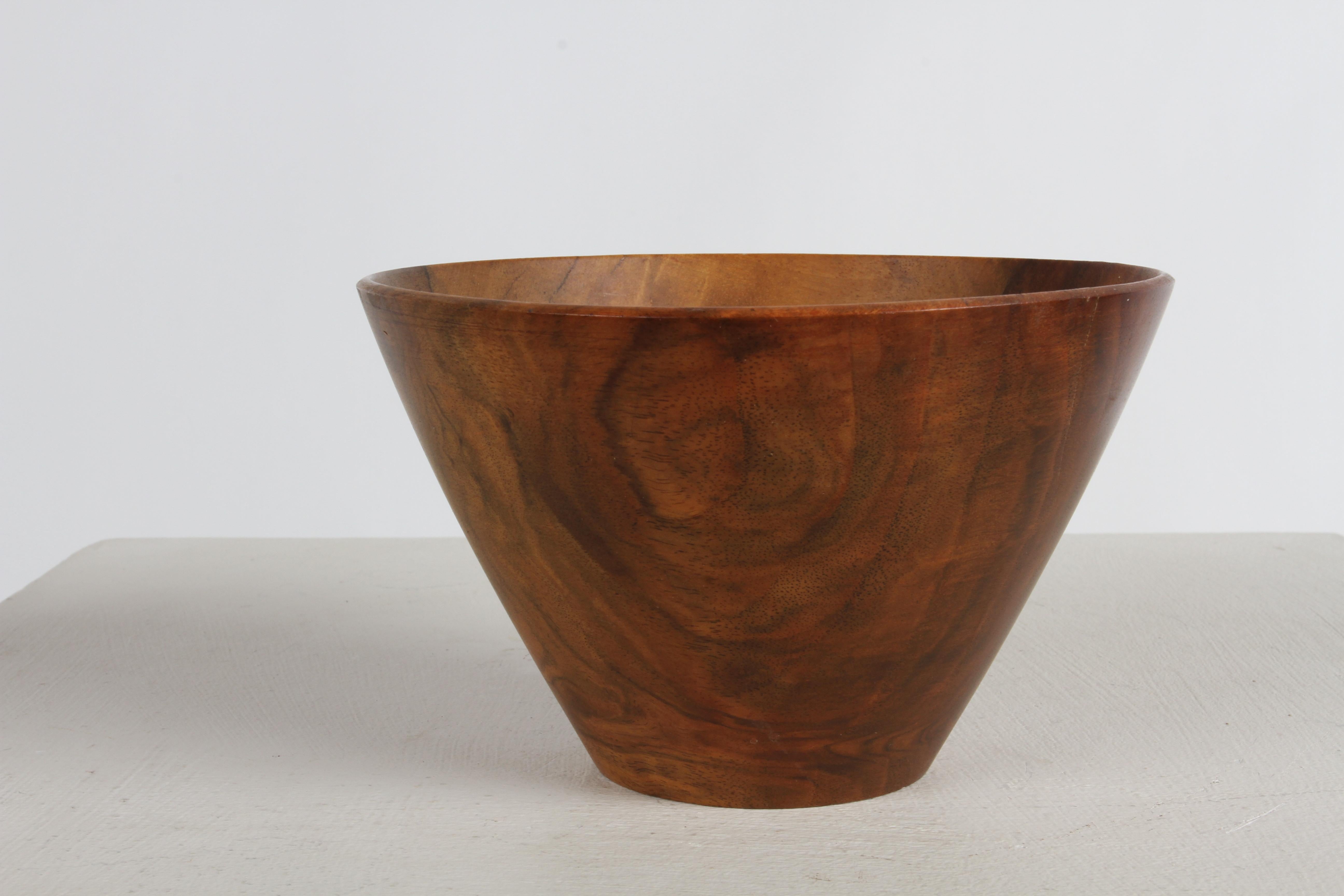 Mid-Century Artist Bob Stockdale California Black Walnut Turned Bowl  In Good Condition For Sale In St. Louis, MO