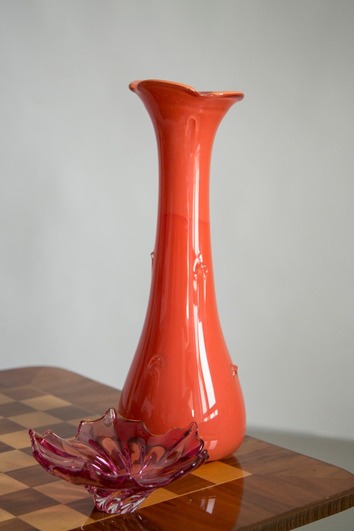 Vase fabriqué dans la verrerie de Tarnowiec, en Pologne, 
conçu par J. Słuczan/One. 
Verre sodé, coloré dans la masse, formé à la main. 
Produit Vintage des années 1970

Dimensions : hauteur 40 cm

Très bon état, petites rayures sur le fond causées