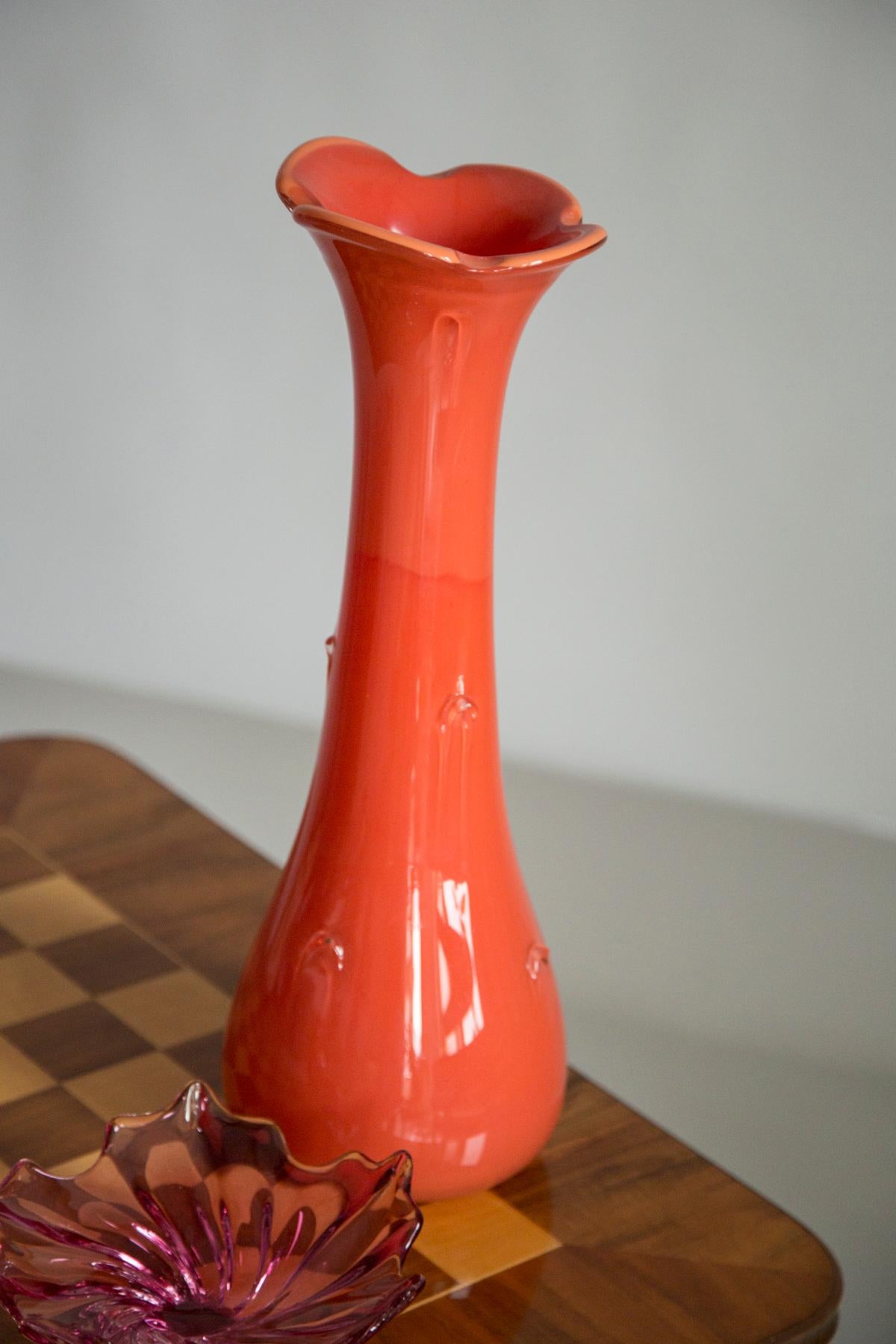 Große orangefarbene Vase aus artistischem Glas, Tarnowiec, Sulczan, Europa, 1970er Jahre (Moderne der Mitte des Jahrhunderts) im Angebot
