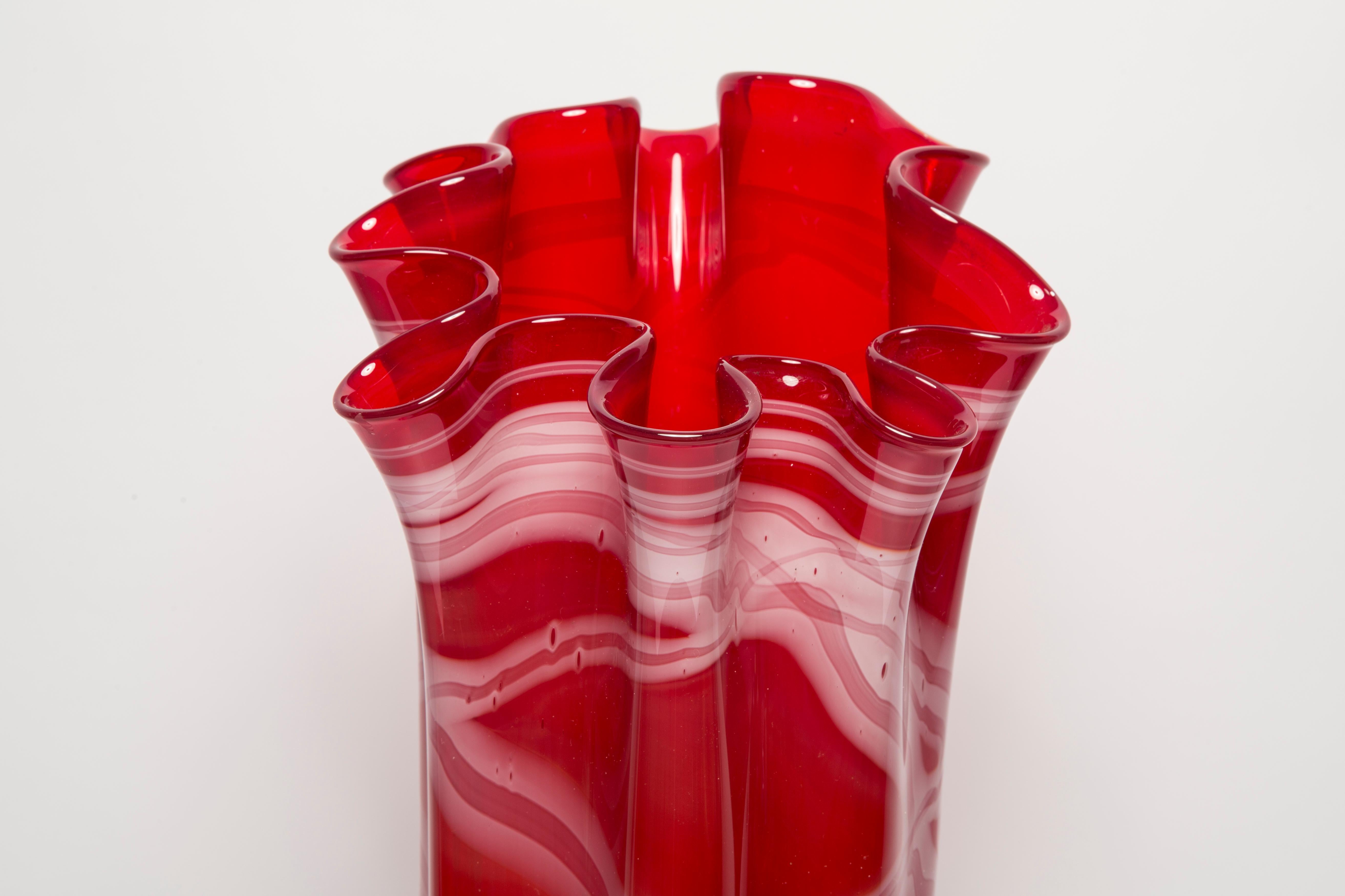Mid Century Artistic Glass Big Red Vase, Tarnowiec, Sulczan, Europe, 1970s In Good Condition For Sale In 05-080 Hornowek, PL