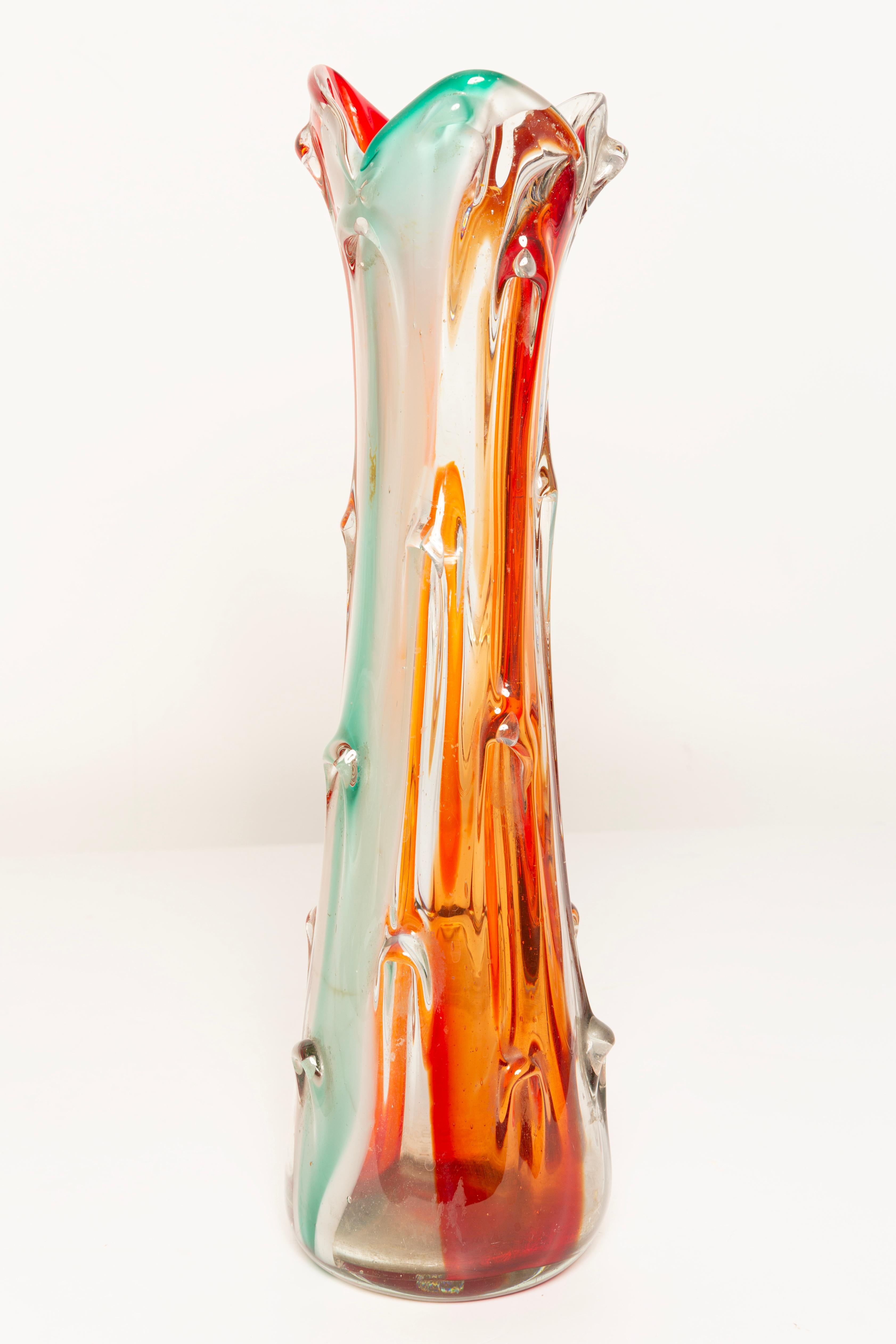 Intagliato a mano Vaso arancione in vetro artistico di metà secolo, Tarnowiec, Sulczan, Europa, anni '70 in vendita