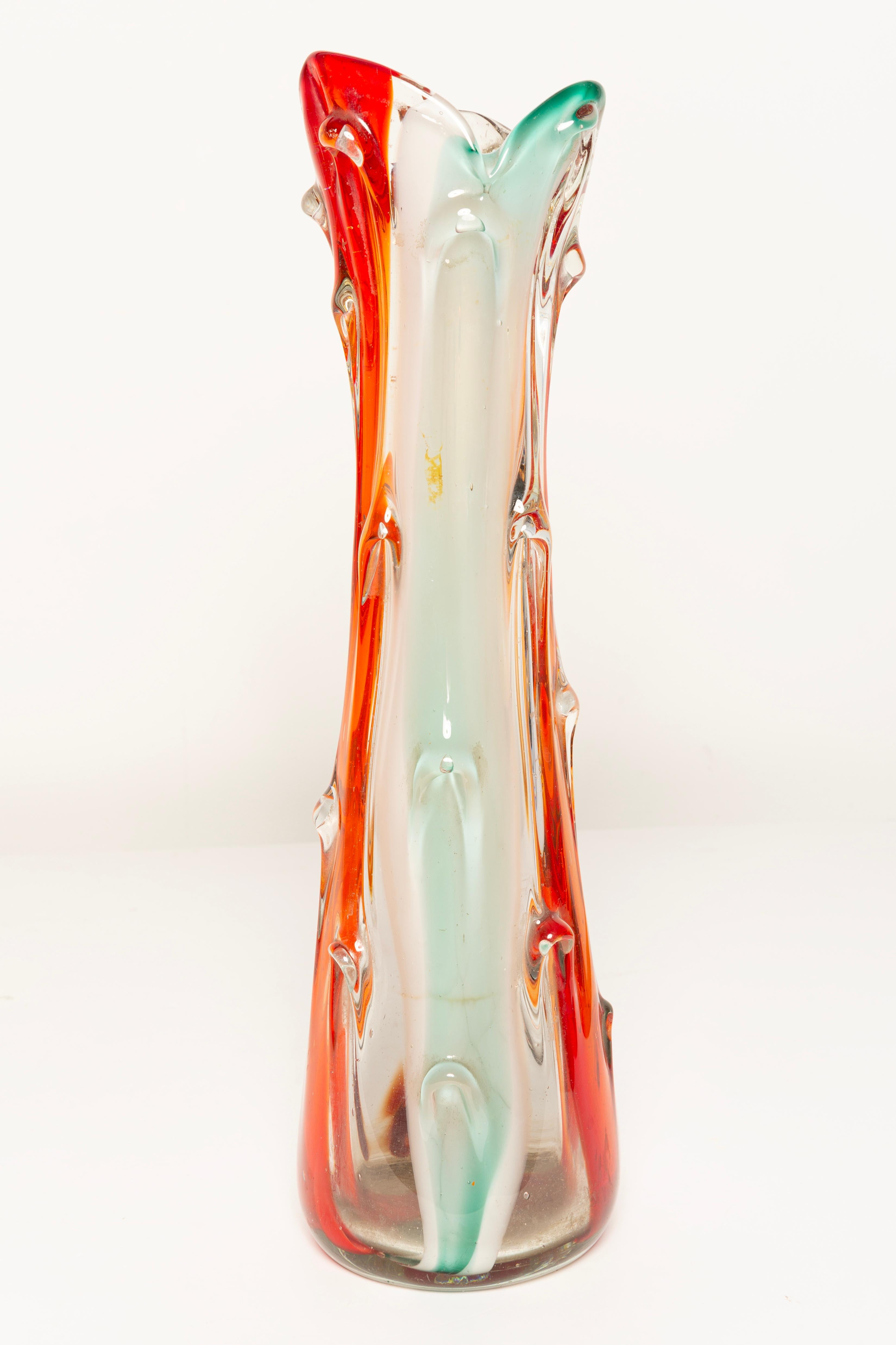 Vaso arancione in vetro artistico di metà secolo, Tarnowiec, Sulczan, Europa, anni '70 In condizioni buone in vendita a 05-080 Hornowek, PL