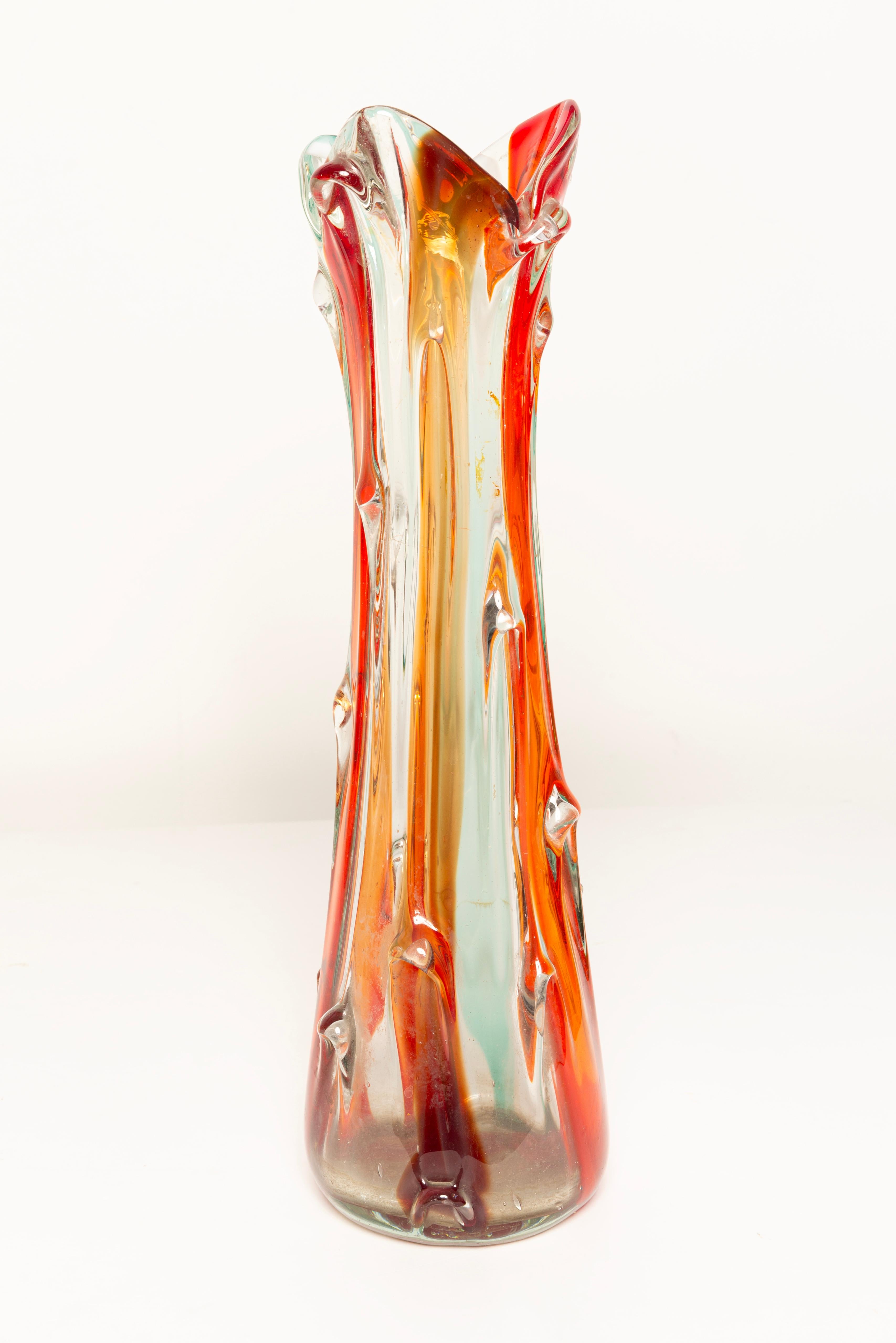 Vaso arancione in vetro artistico di metà secolo, Tarnowiec, Sulczan, Europa, anni '70 in vendita 1