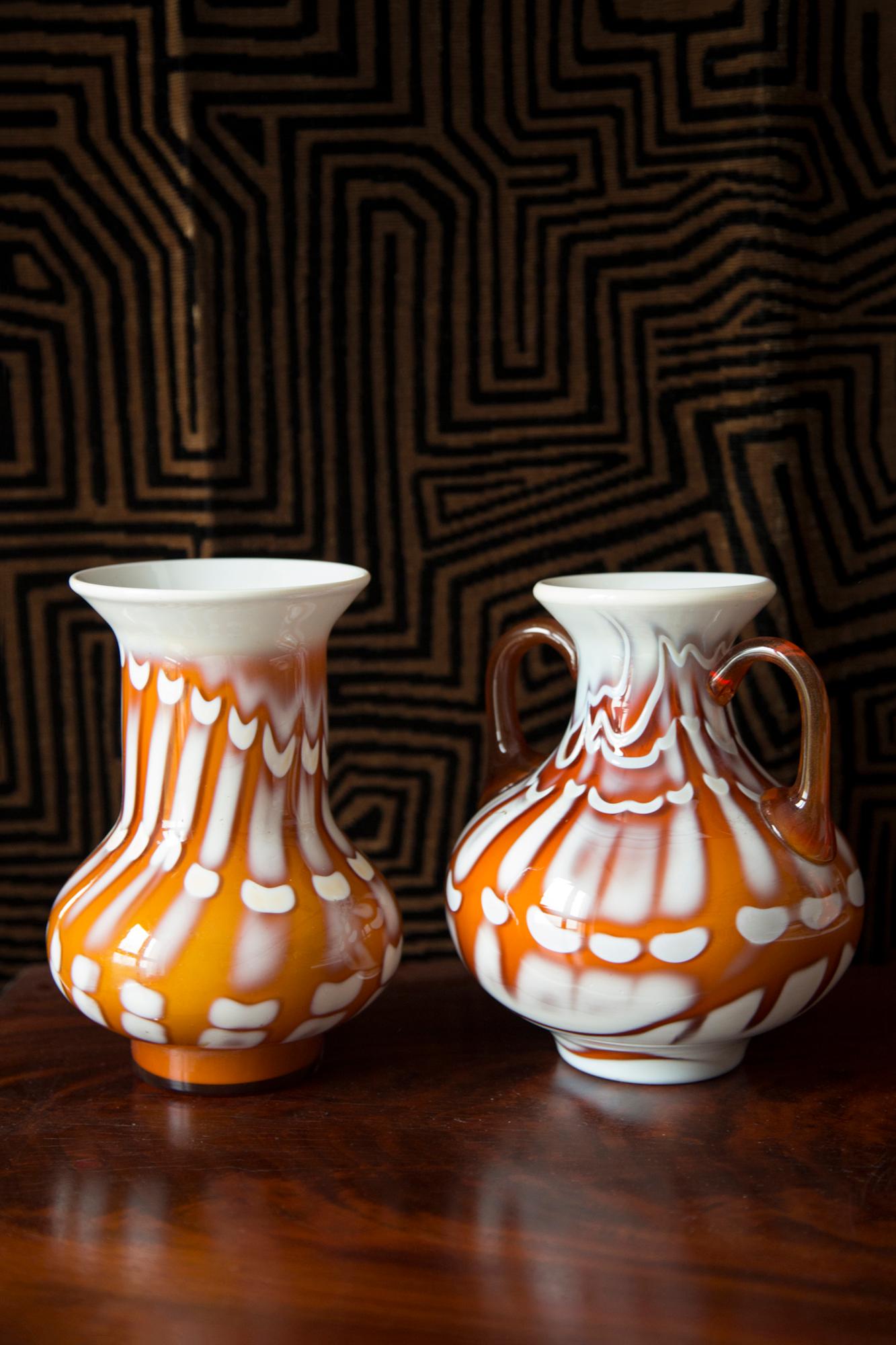 Vaso, brocca, lanciatore,  vetreria Prokuplje Yugoslavia. Questo raro e brillante vetro colorato e marmorizzato bianco di Bernstein brilla dappertutto. Arte retrò. Vintage. Riche art deco degli anni '70 - '75. Molto elegante e sgargiante.
Marchio di