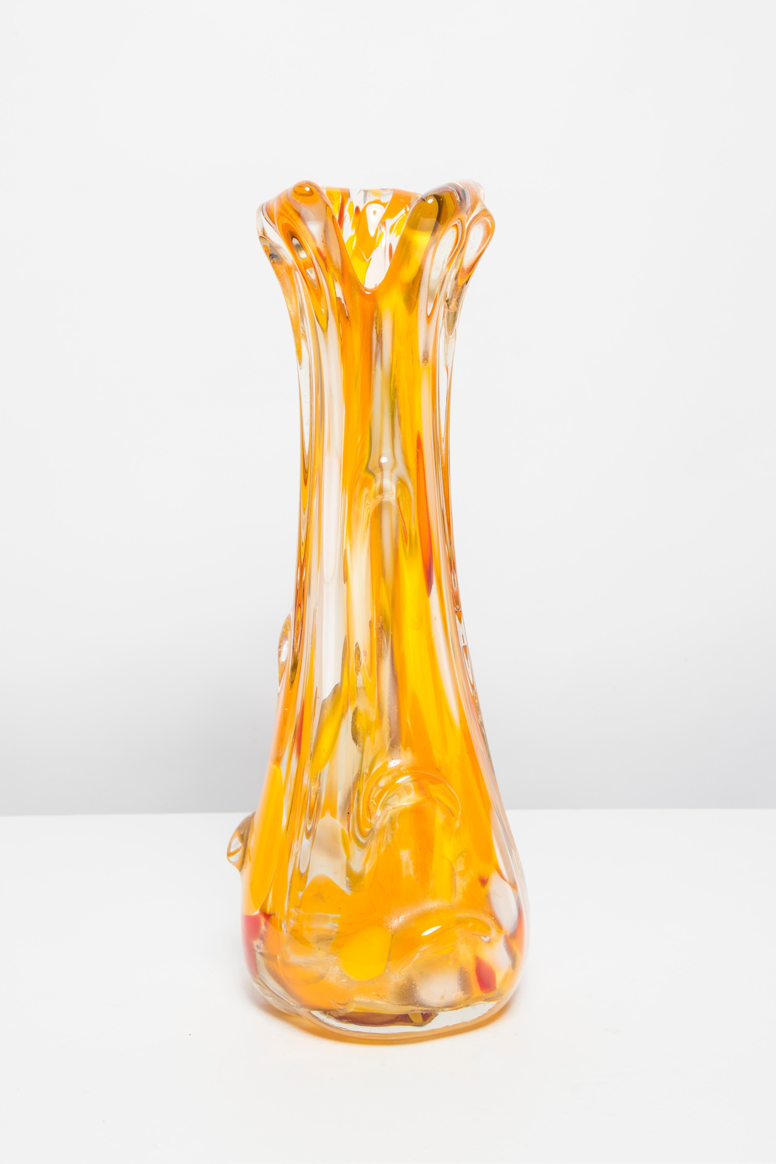 Vase fabriqué dans la verrerie de Tarnowiec, en Pologne, 
conçu par J. Słuczan/One. 
Verre sodé, coloré dans la masse, formé à la main. 
Produit Vintage des années 1970

Dimensions : hauteur 26 cm

Très bon état, petites rayures sur le fond causées