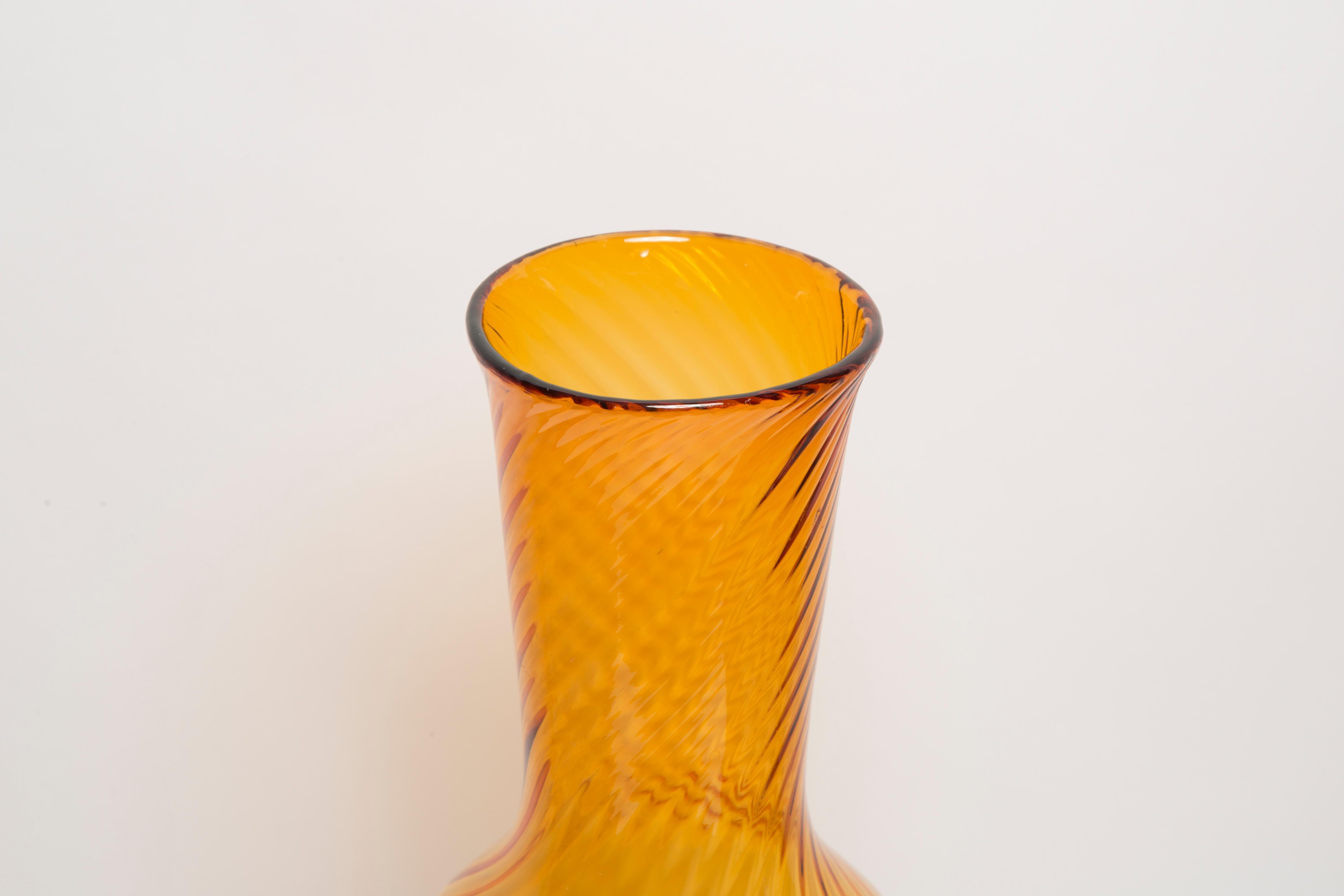 Gelbe Vase aus artistischem Glas aus der Mitte des Jahrhunderts, Tarnowiec, Sulczan, Europa, 1970er Jahre (Handgeschnitzt) im Angebot