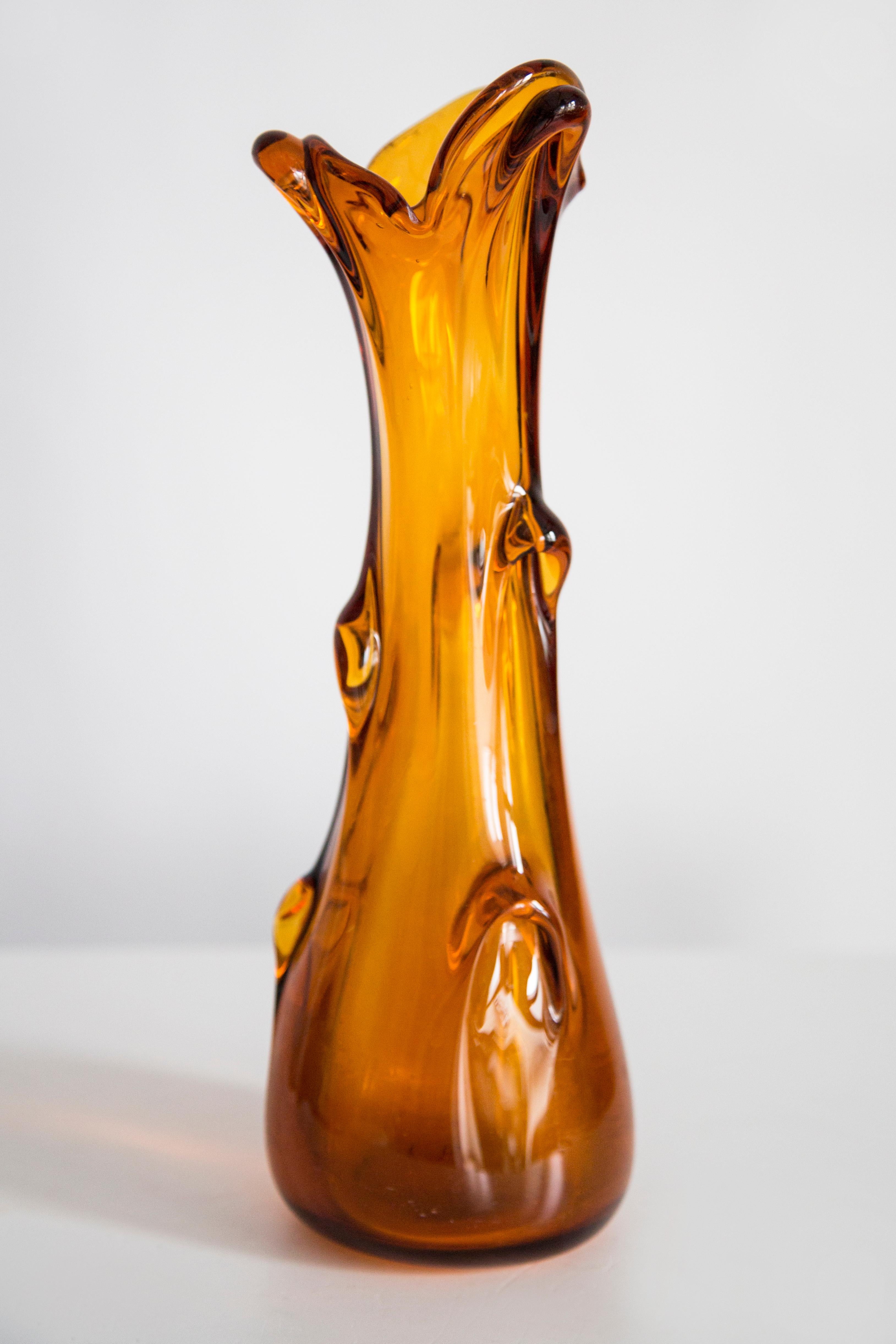 Intagliato a mano Vaso giallo in vetro artistico di metà secolo, Tarnowiec, Sulczan, Europa, anni '70 in vendita