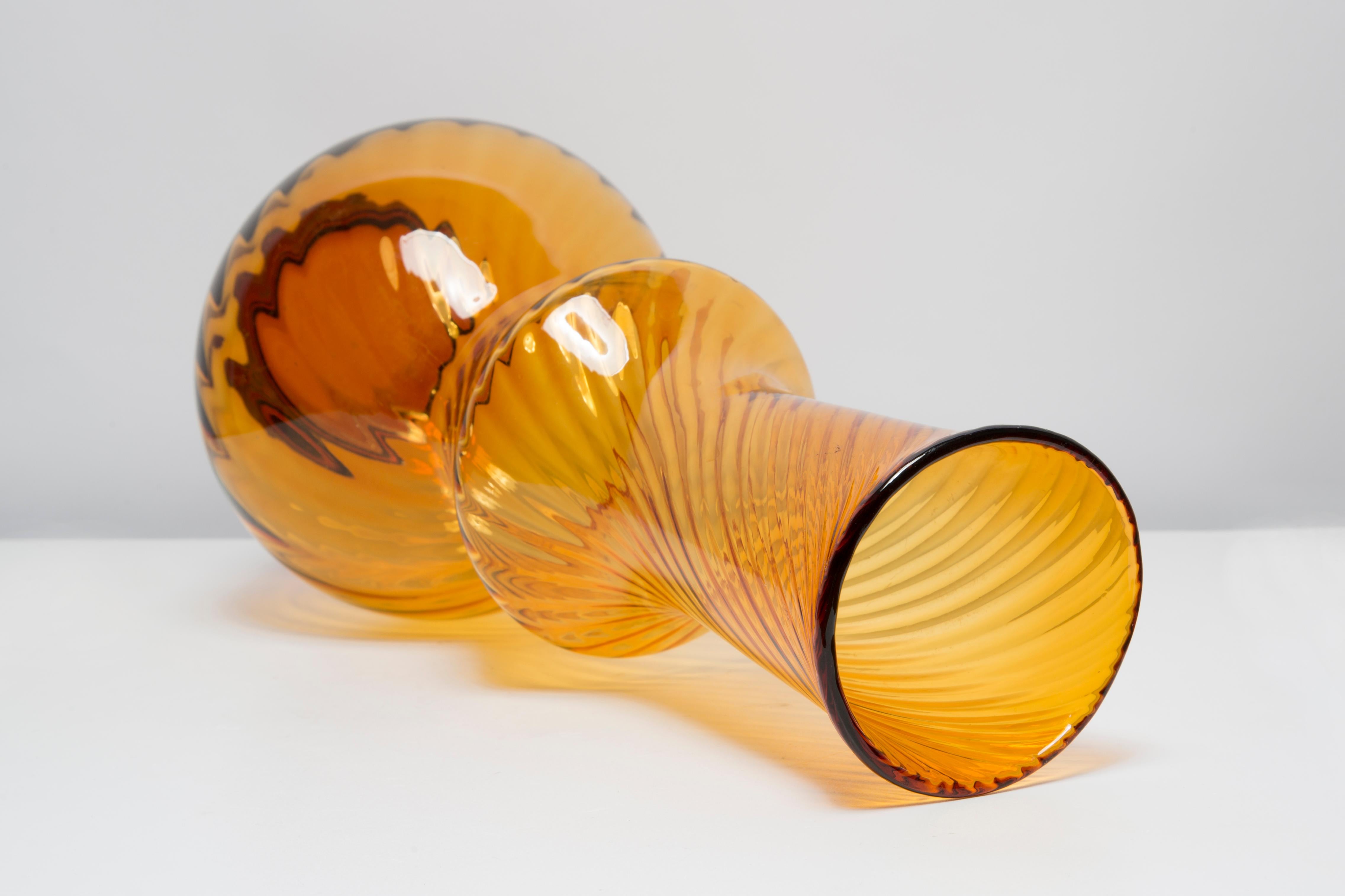 Gelbe Vase aus artistischem Glas aus der Mitte des Jahrhunderts, Tarnowiec, Sulczan, Europa, 1970er Jahre (20. Jahrhundert) im Angebot