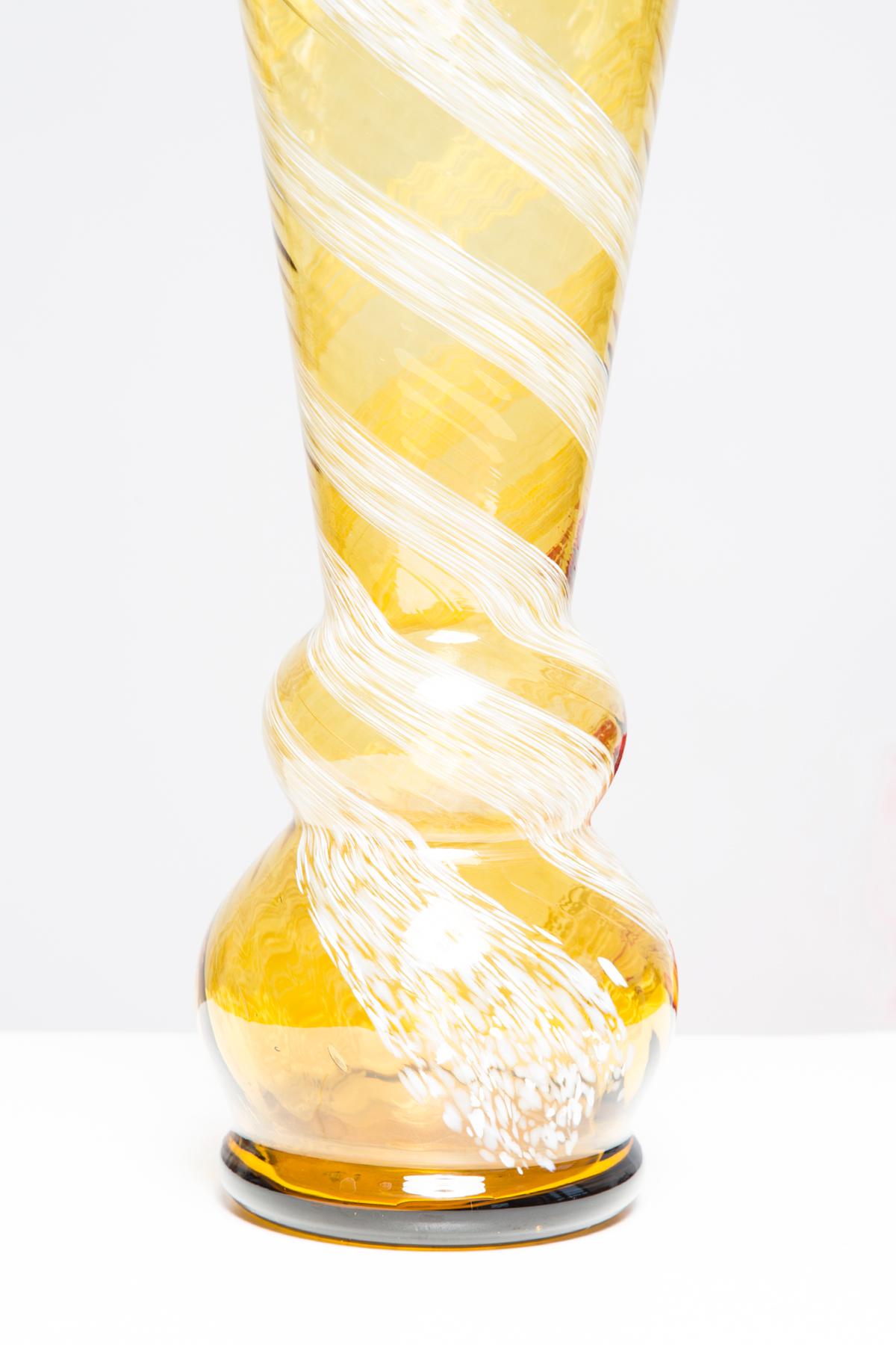 Verre Vase jaune artistique du milieu du siècle dernier, Tarnowiec, Sulczan, Europe, 1970 en vente