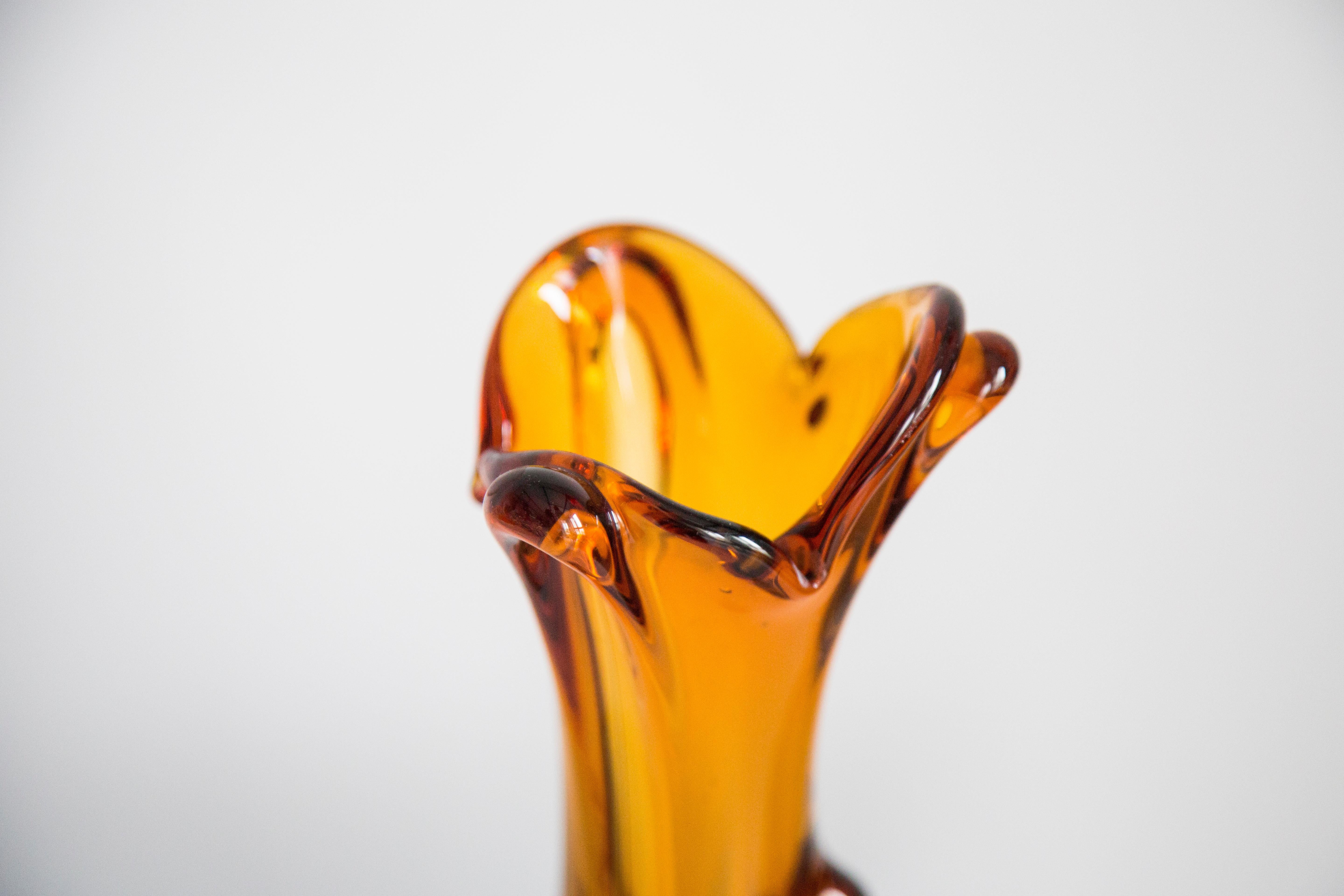 Vetro Vaso giallo in vetro artistico di metà secolo, Tarnowiec, Sulczan, Europa, anni '70 in vendita